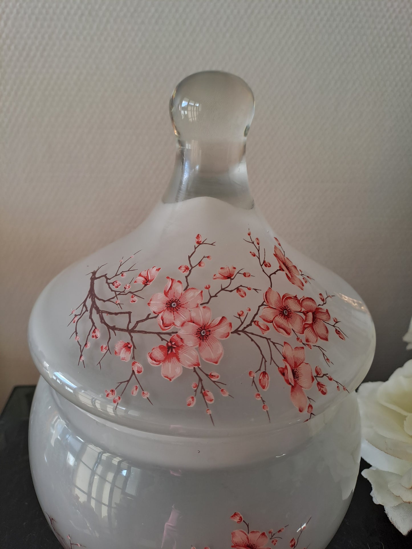 Vase / bonbonnière en pâte de verre. Motifs de fleurs.