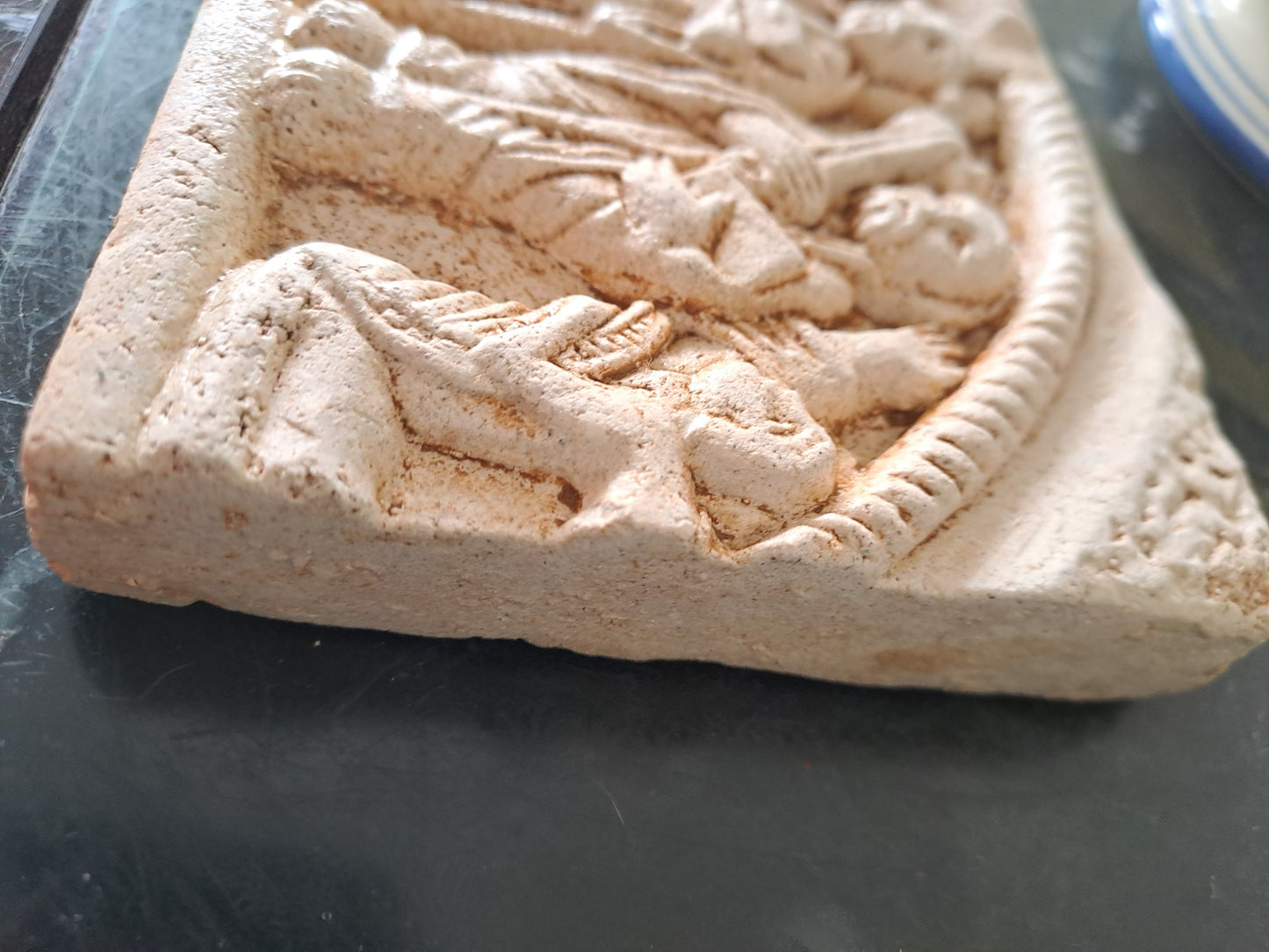 Carreau représentant Jésus Roi de gloire, Saint Pierre et Saint Jean.