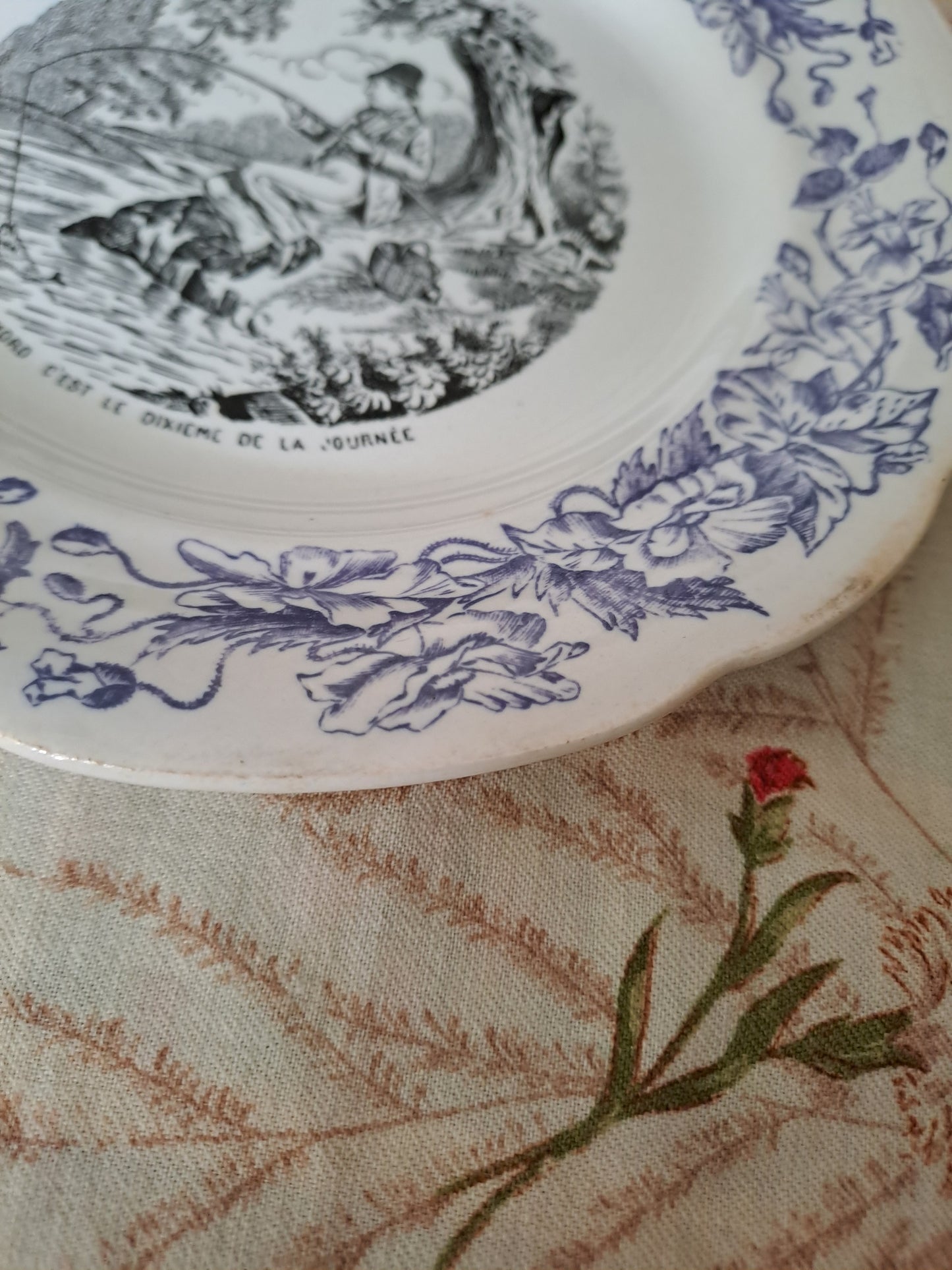 Assiette décorative Parlante. Les petits bonheurs de la vie. N°9. Faïence. Choisy Le Roi.