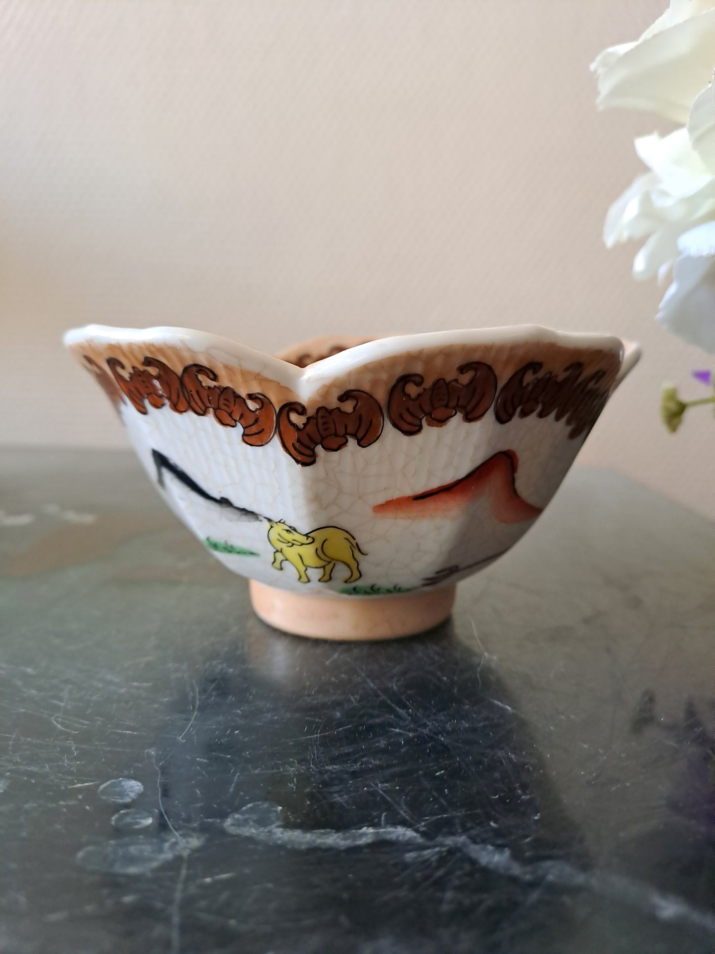 Bol Riz Chinois 1. Porcelaine forme Fleur de Lotus. Chine  Signé En Rouge