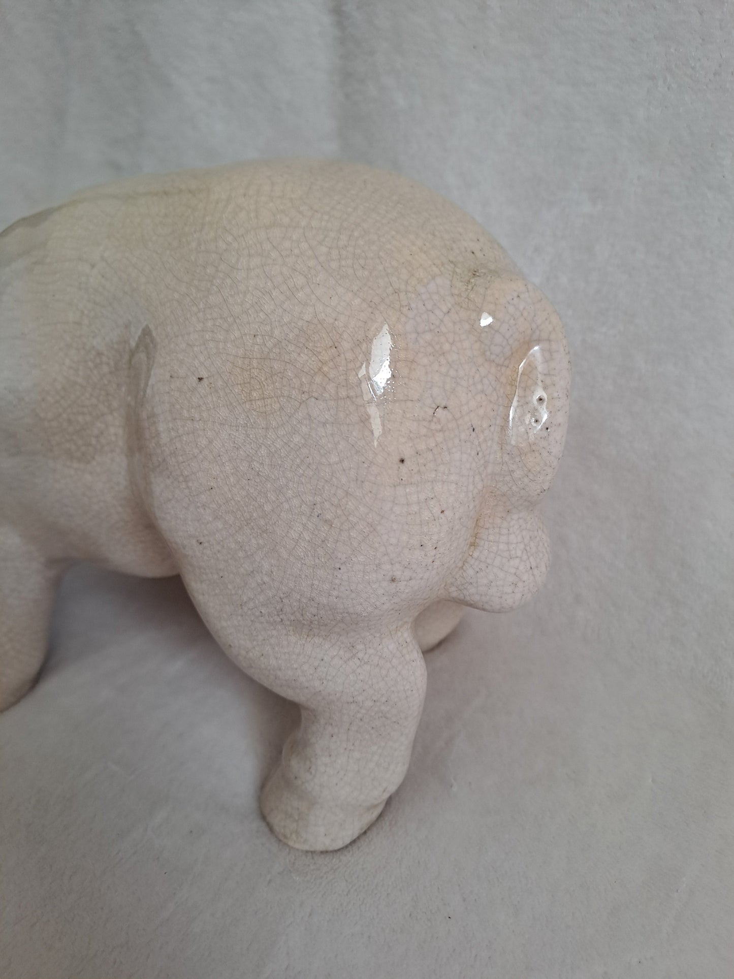 Cochon en céramique craquelée. 31 cm x 16 cm.