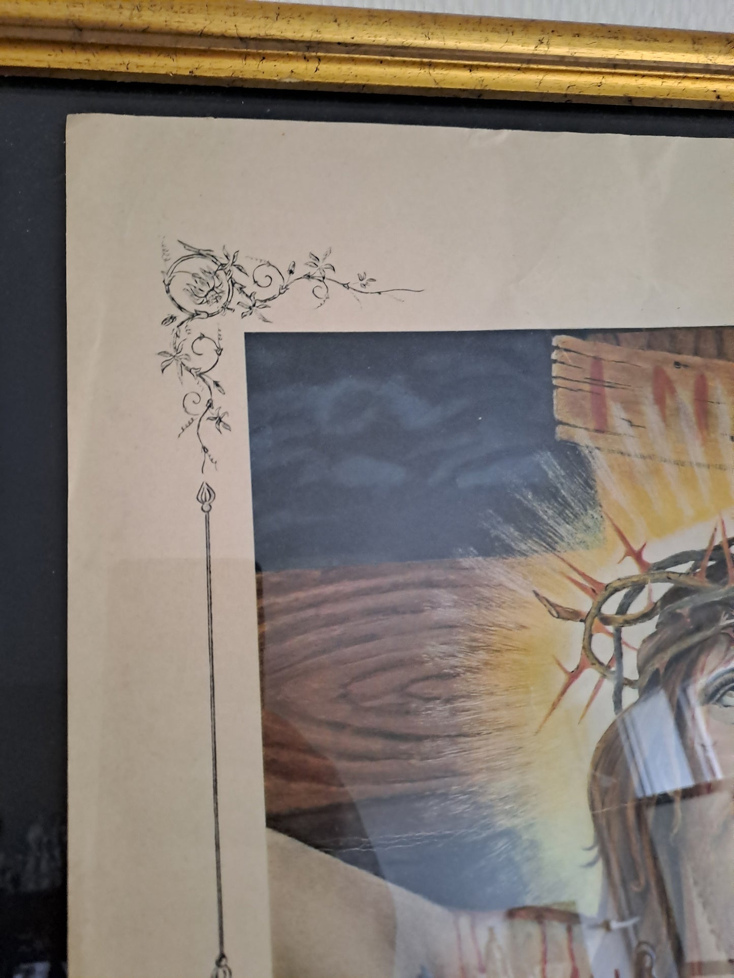 Gravure représentant Jésus-Christ crucifié. Cadre sous vitre. Ancien decoration vintage catholique.