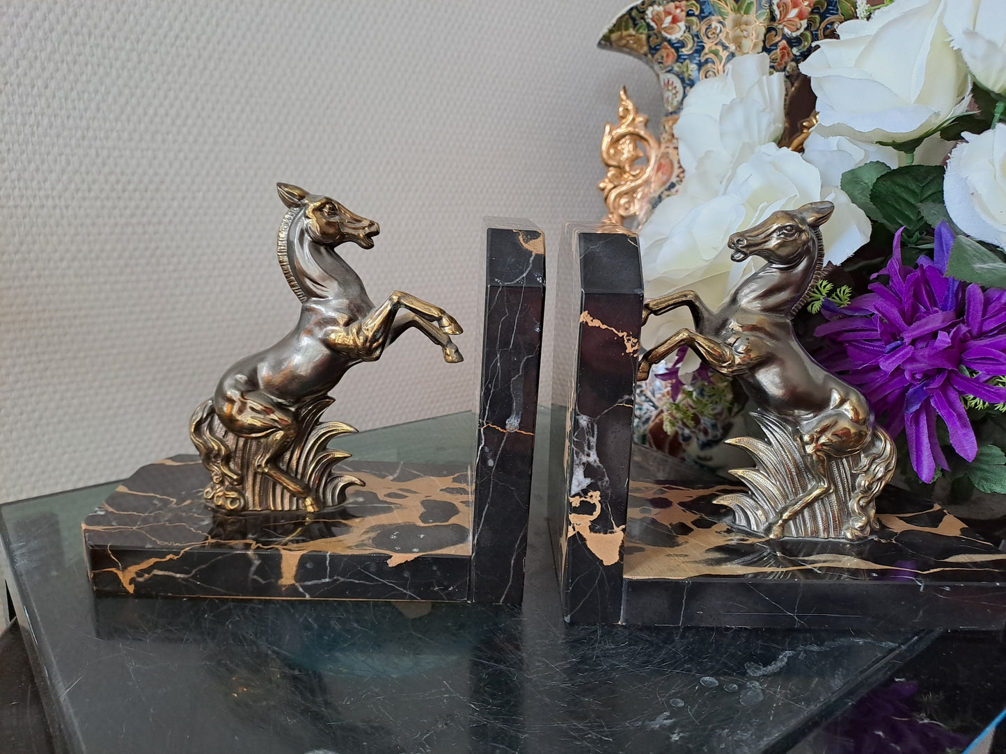 Paire de serre-livres figurant des chevaux. Marbre et régule.
