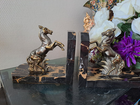 Paire de serre-livres figurant des chevaux. Marbre et régule.