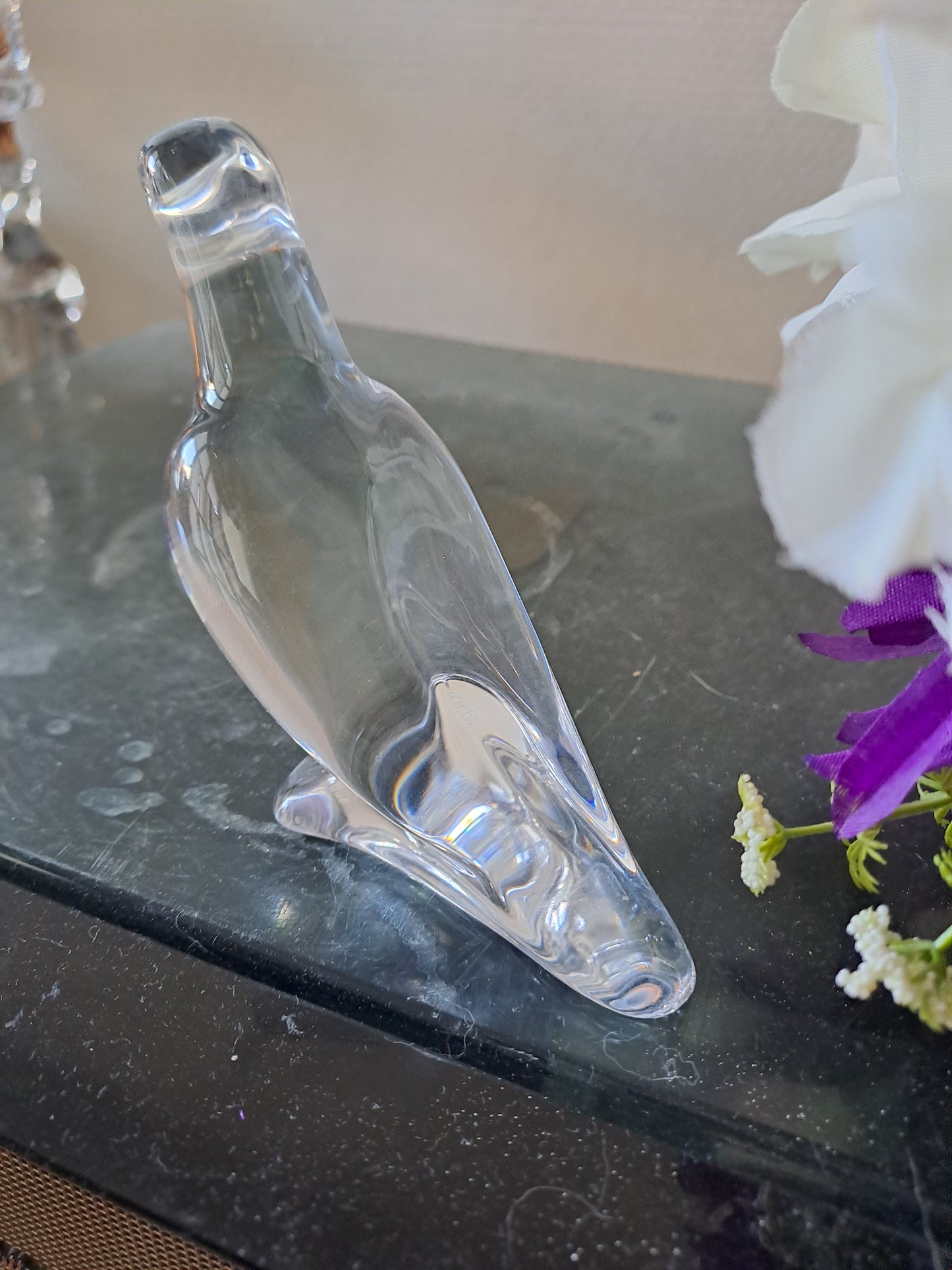 BACCARAT. Perroquet en cristal.