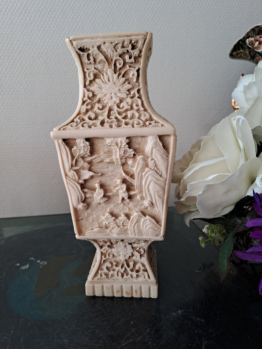 Vase Sculpté Motif De Scène asiatique.