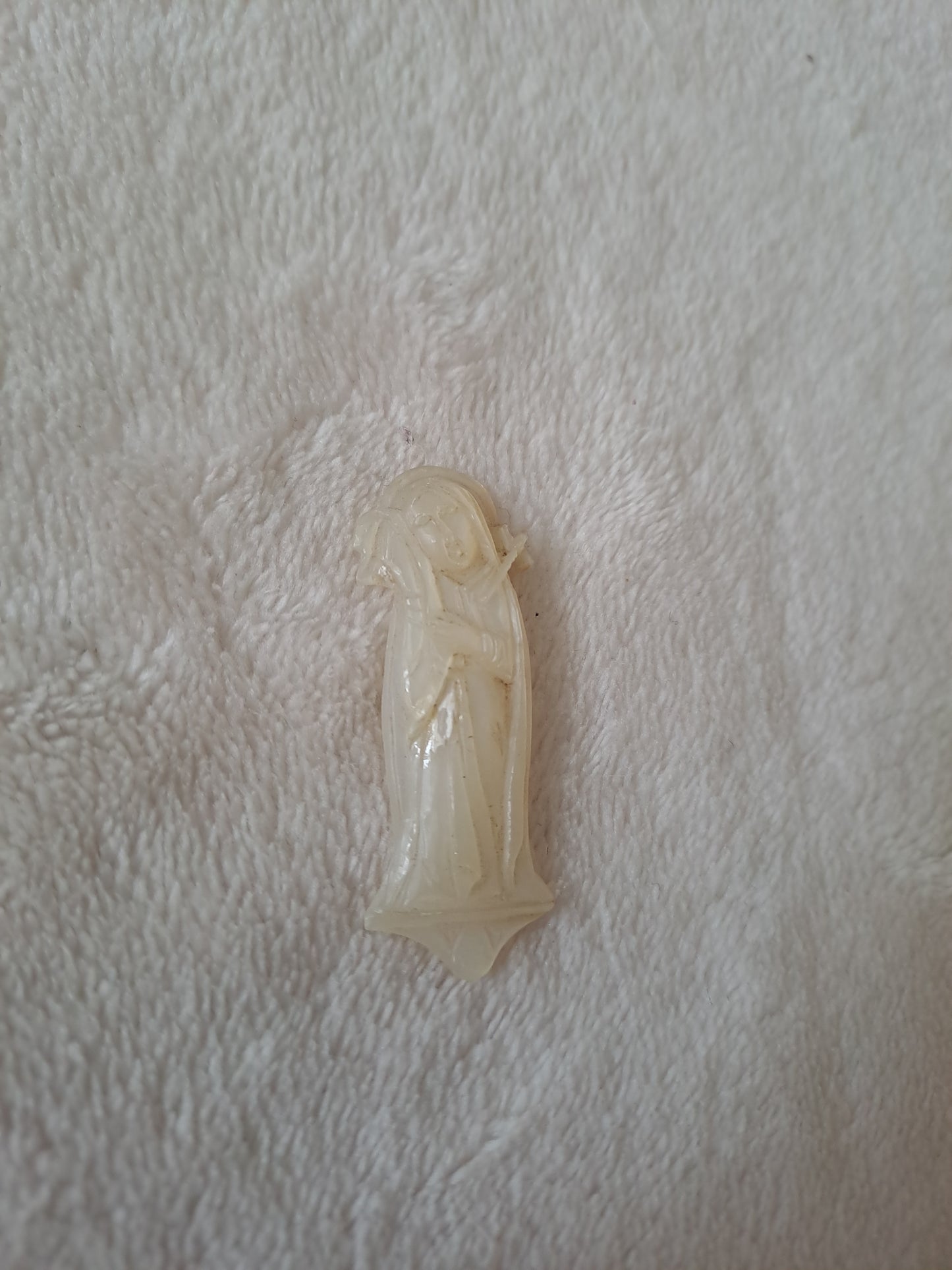 Sculpture Vierge Marie. En Nacre.