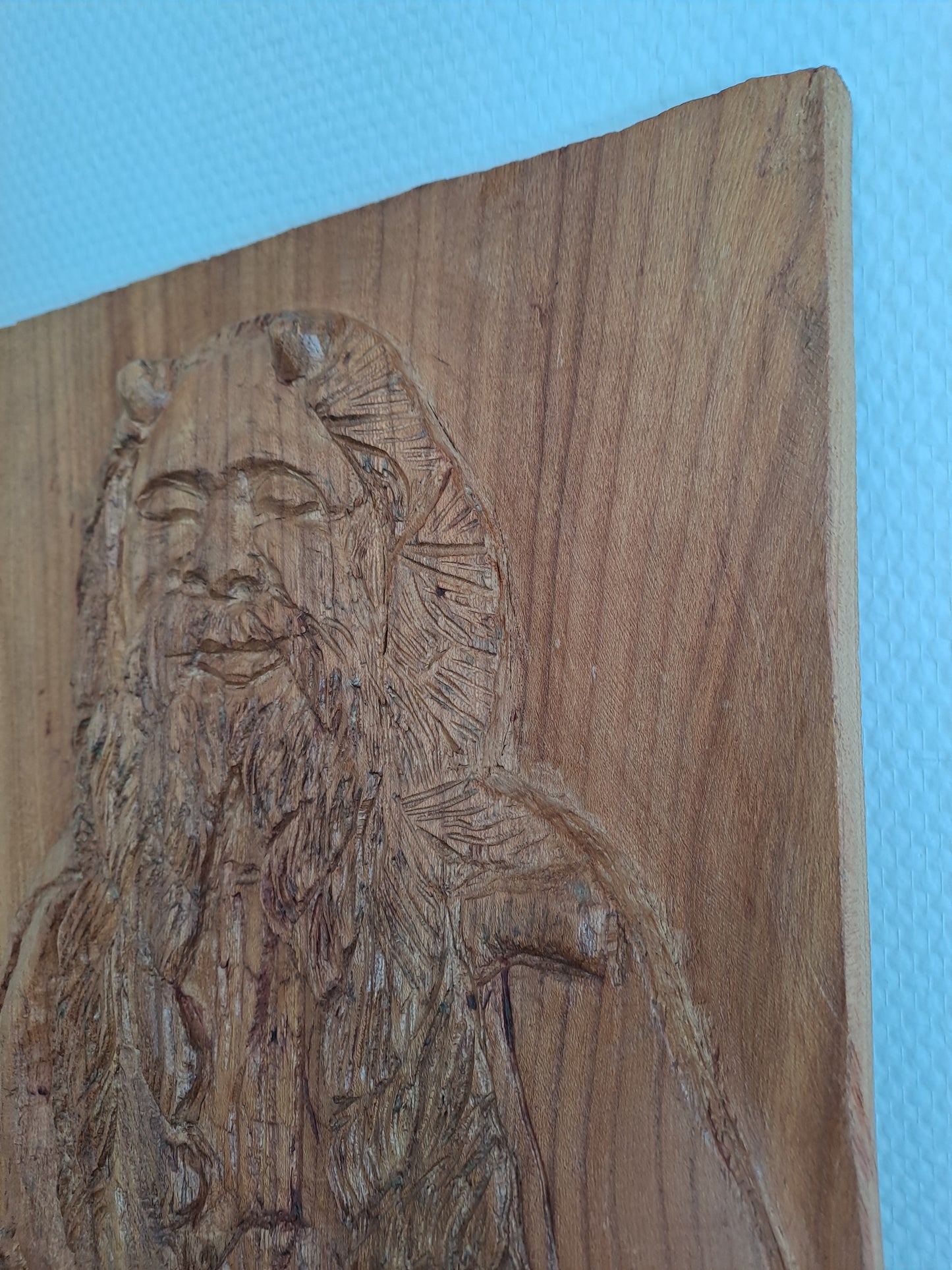 Panneau en bois représentant Moïse en bas-relief.