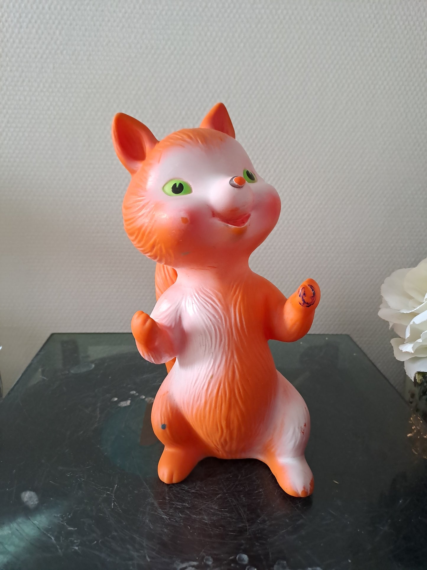 Écureuil. Pouet-Pouet. Jouet vintage. Ancien.