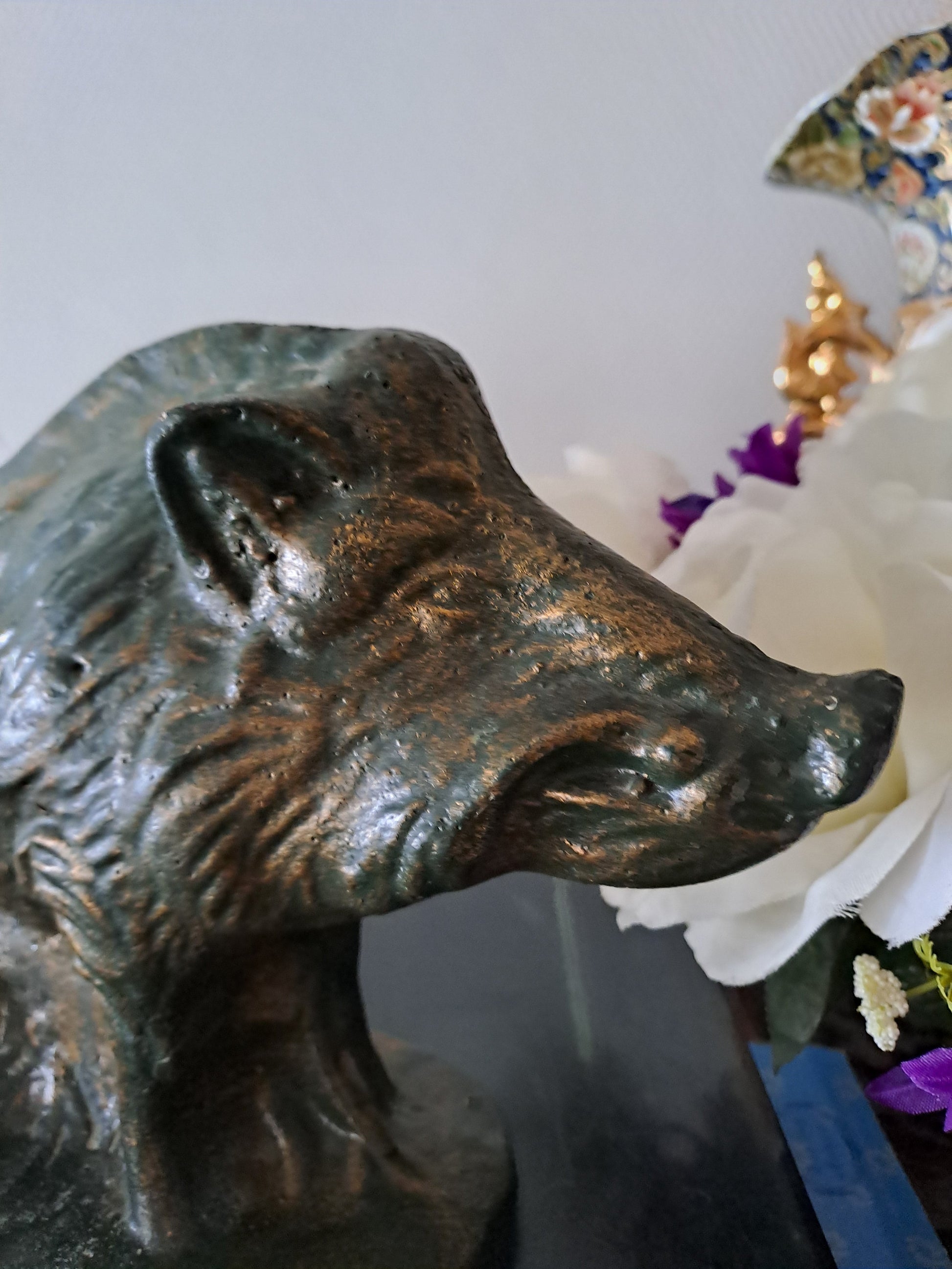 Statue représentant une sanglier. 18 cm x 28 cm x 10 cm.