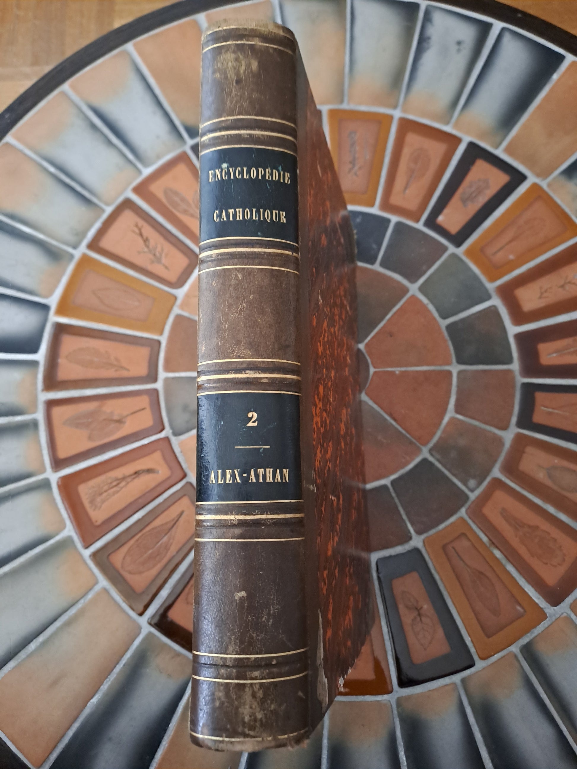 Encyclopedie Catholique.

Répertoire universel et raisonné des sciences, des sciences, des lettres, des arts et des métiers, formant une bibliothèque universelle.

Publiée sous la direction de :
De M. Abbé Glaire,
Professeur d'hébreu à la Sorbonne,
De M. Le Vte walsh,
Et d'un comité d'orthodontie.

1840.

Tome Second.

Alex. - Athan.

Ouvrage en bel état.
Jaunit, ne gênant en rien la lecture.
Les photos font offices de description.


Parent-desbarres, éditeur, Paris.