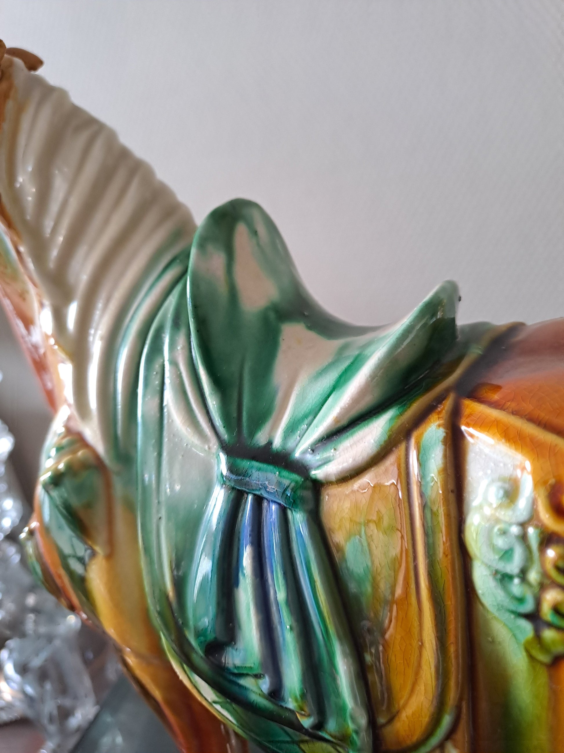 Statue représentant un cheval en Faïence Émaillée Polychrome. Chine.