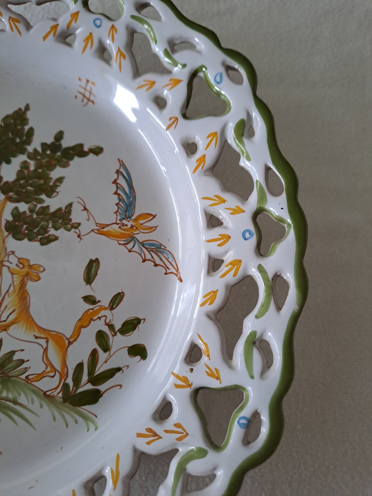 Assiette décorative ajourée. Moustiers.