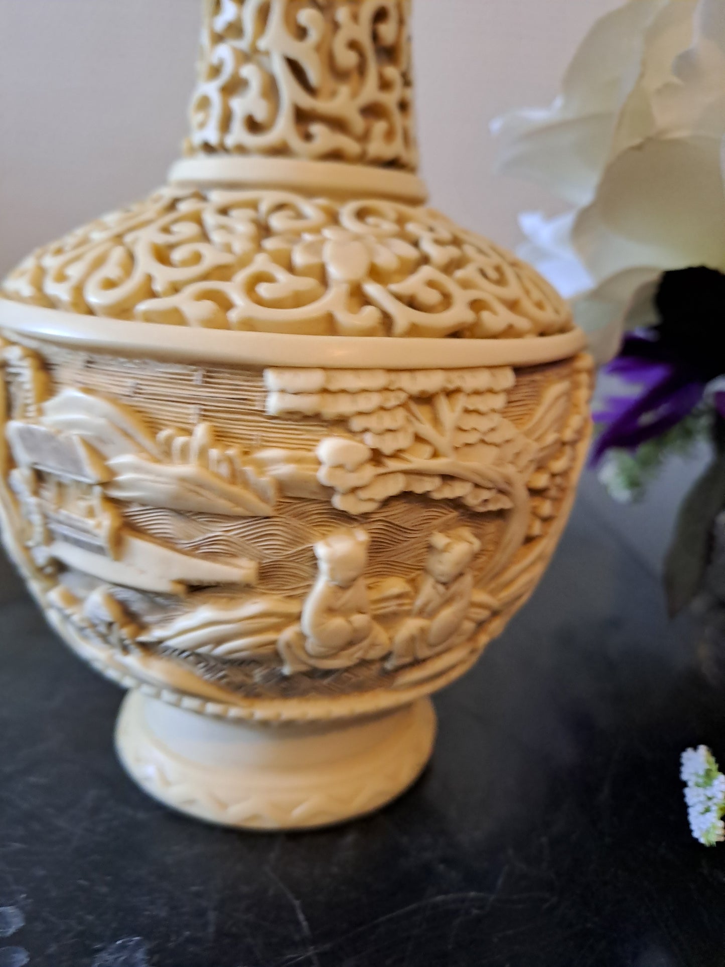 Vase soliflore. Sculpté Motif scène asiatique. Marqué.