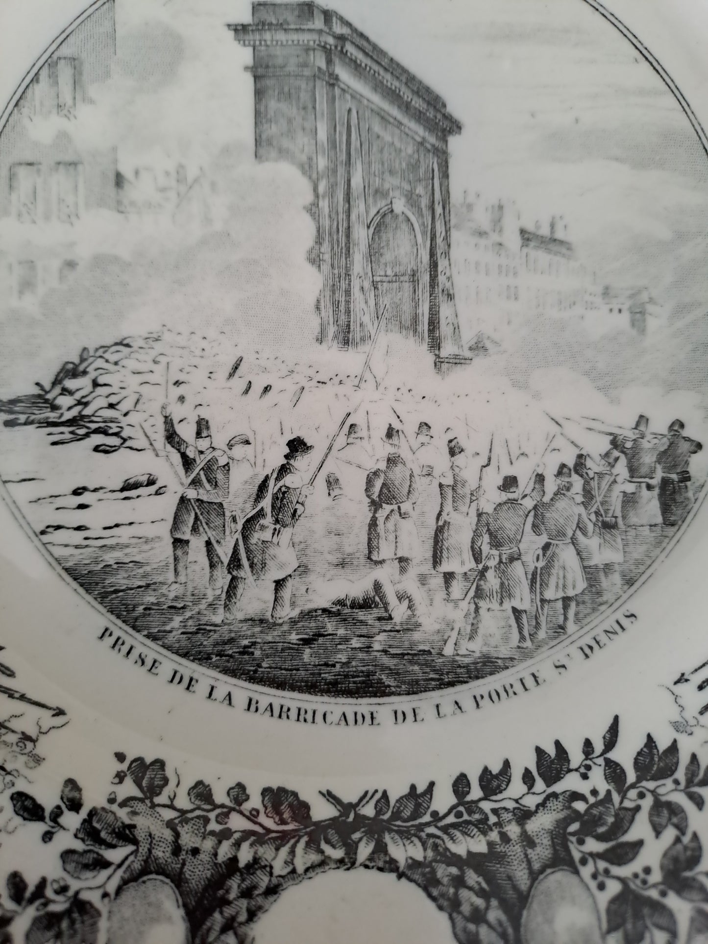 Assiette décorative représentant prise de la barricade de la porte saint Denis.