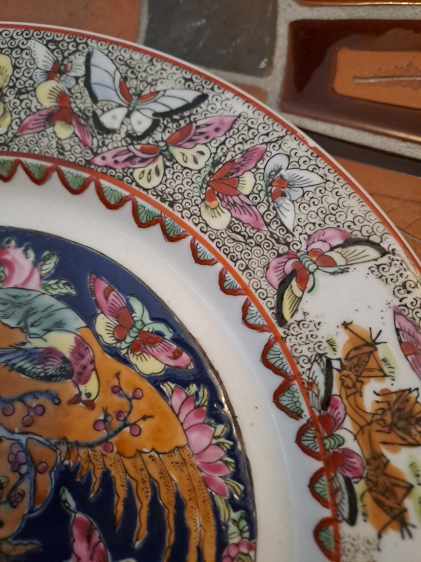 Assiette porcelaine Macau(?). Signature à identifier.