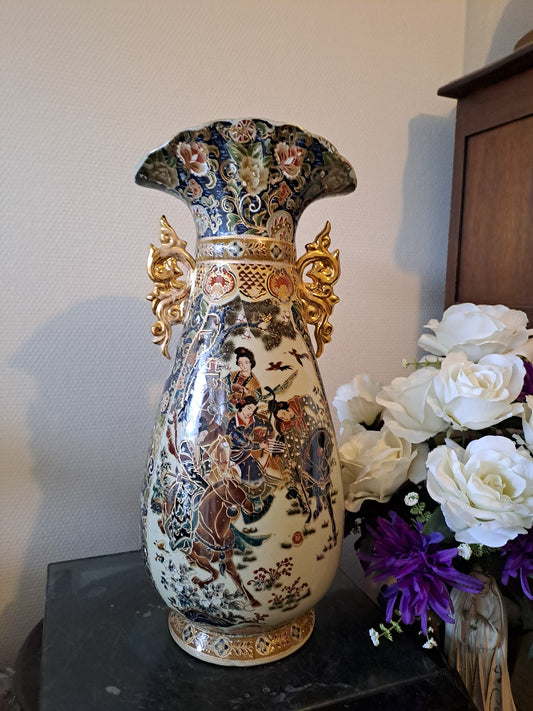 Grand Vase. Satsuma ( dans le goût).