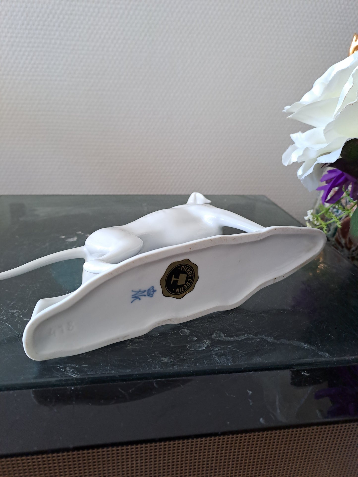 Chien de chasse à l'arrêt. Porcelaine. A K. Kaiser couronne. Numéroté.