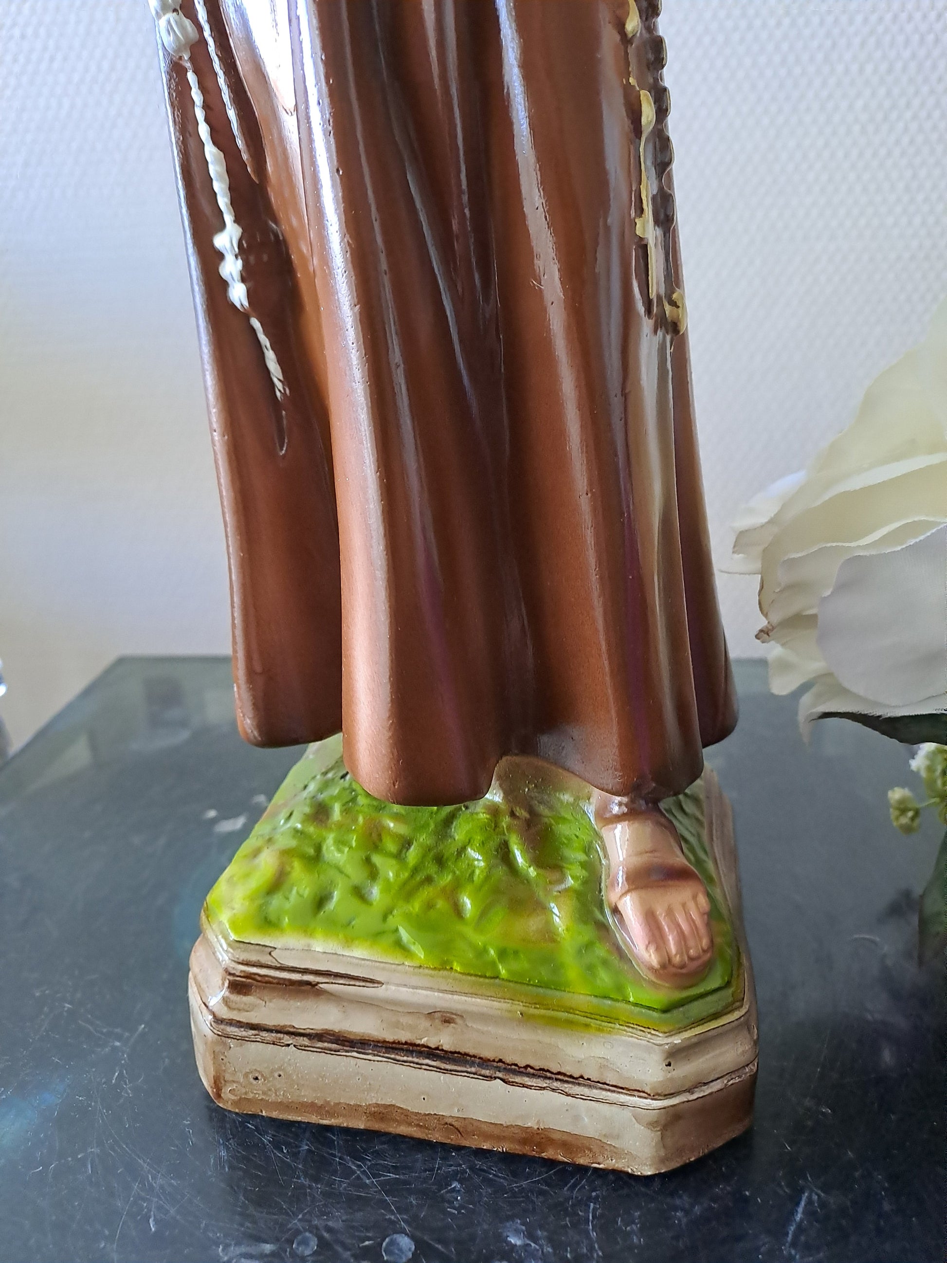 Statue Saint Antoine de Padoue signé en céramique. 41 cm.