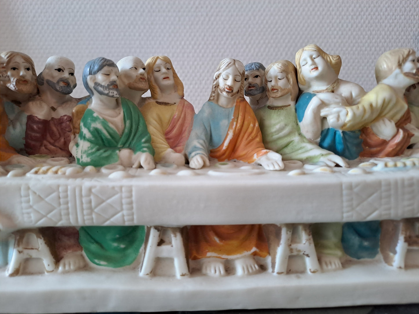 Statue Représentant La Sainte Cène En Céramique. 26.5 Cm X 11.5 Cm X 8.4 Cm.