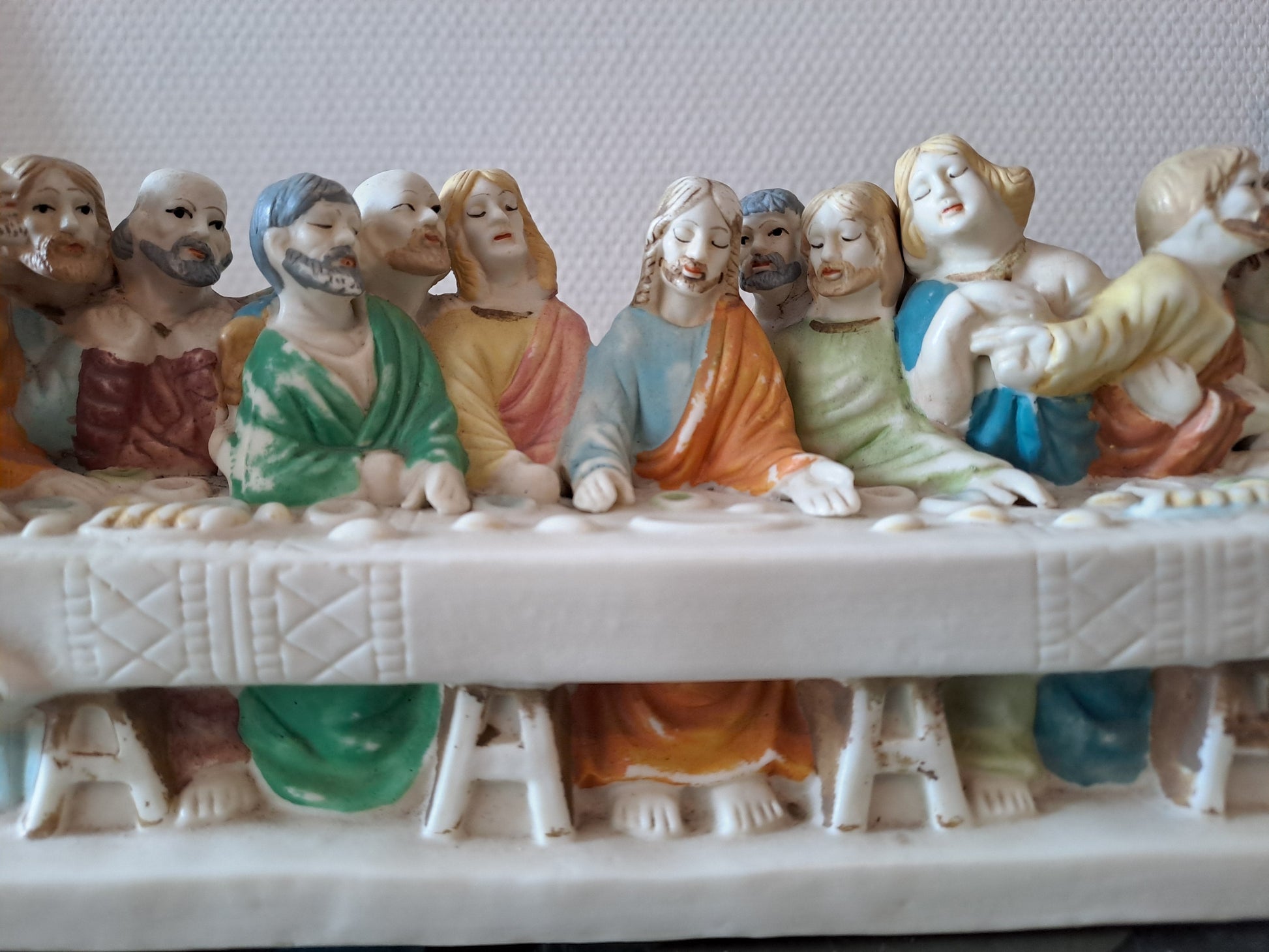 Statue Représentant La Sainte Cène En Céramique. 26.5 Cm X 11.5 Cm X 8.4 Cm.