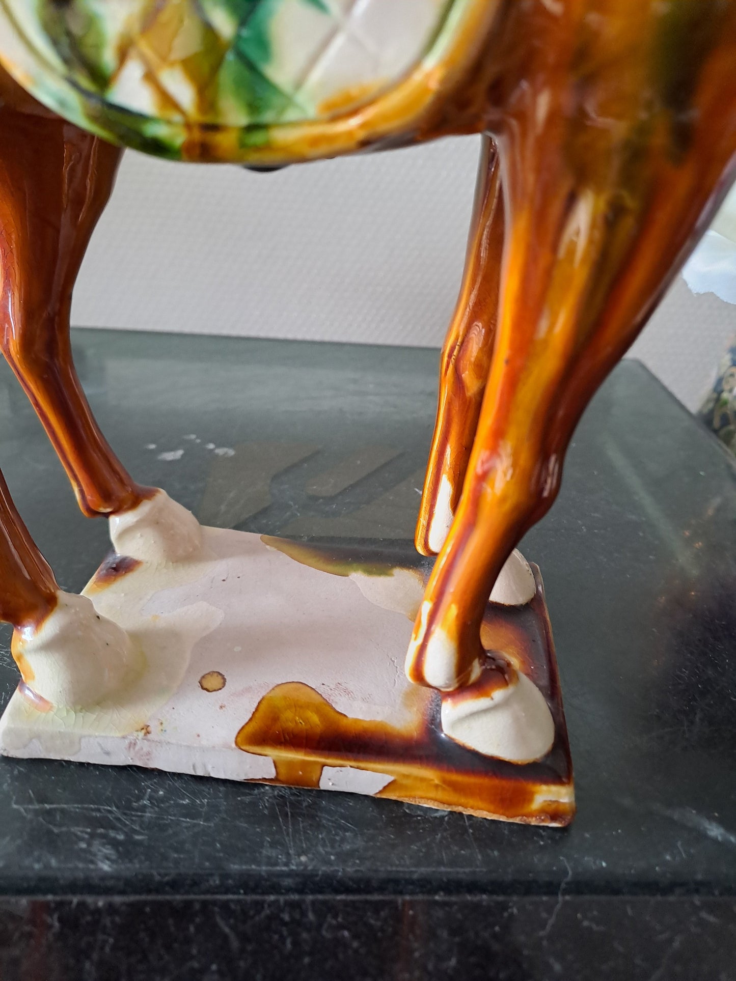 Statue représentant un cheval en Faïence Émaillée Polychrome. Chine.