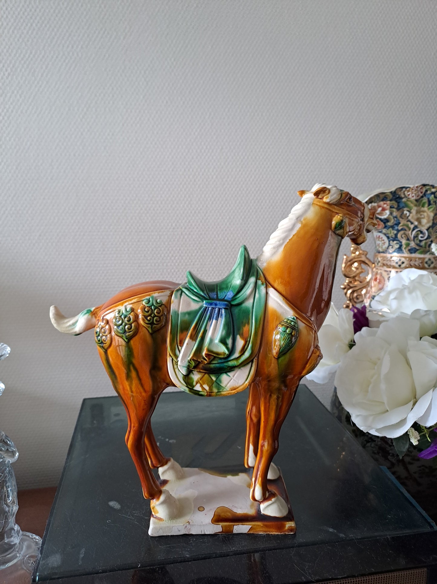 Statue représentant un cheval en Faïence Émaillée Polychrome. Chine.