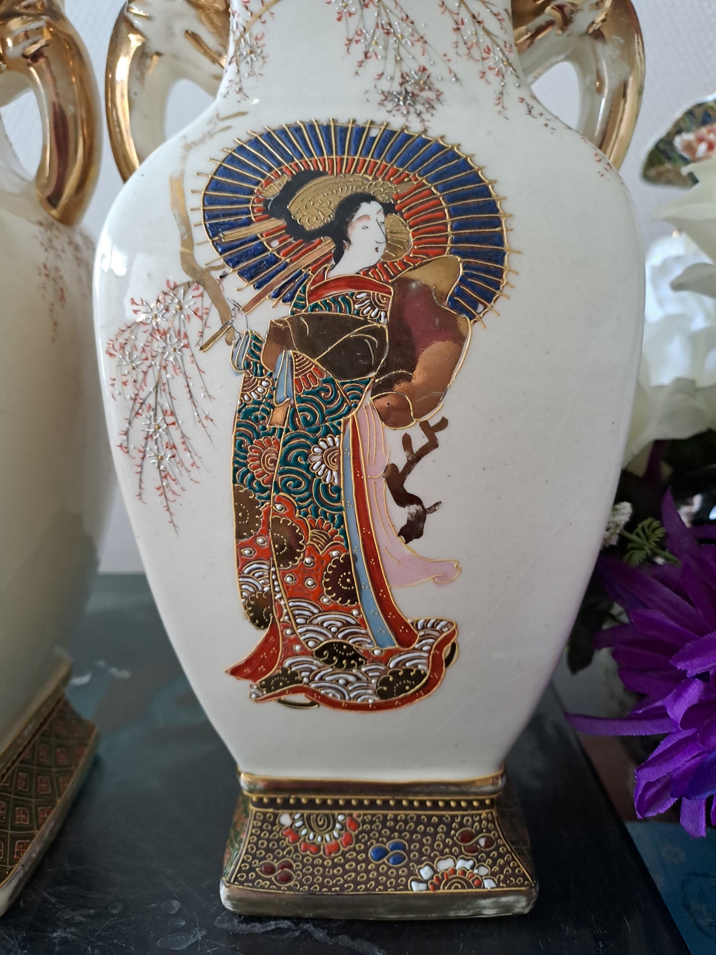 Paire de Vases En Porcelaine japonaise.