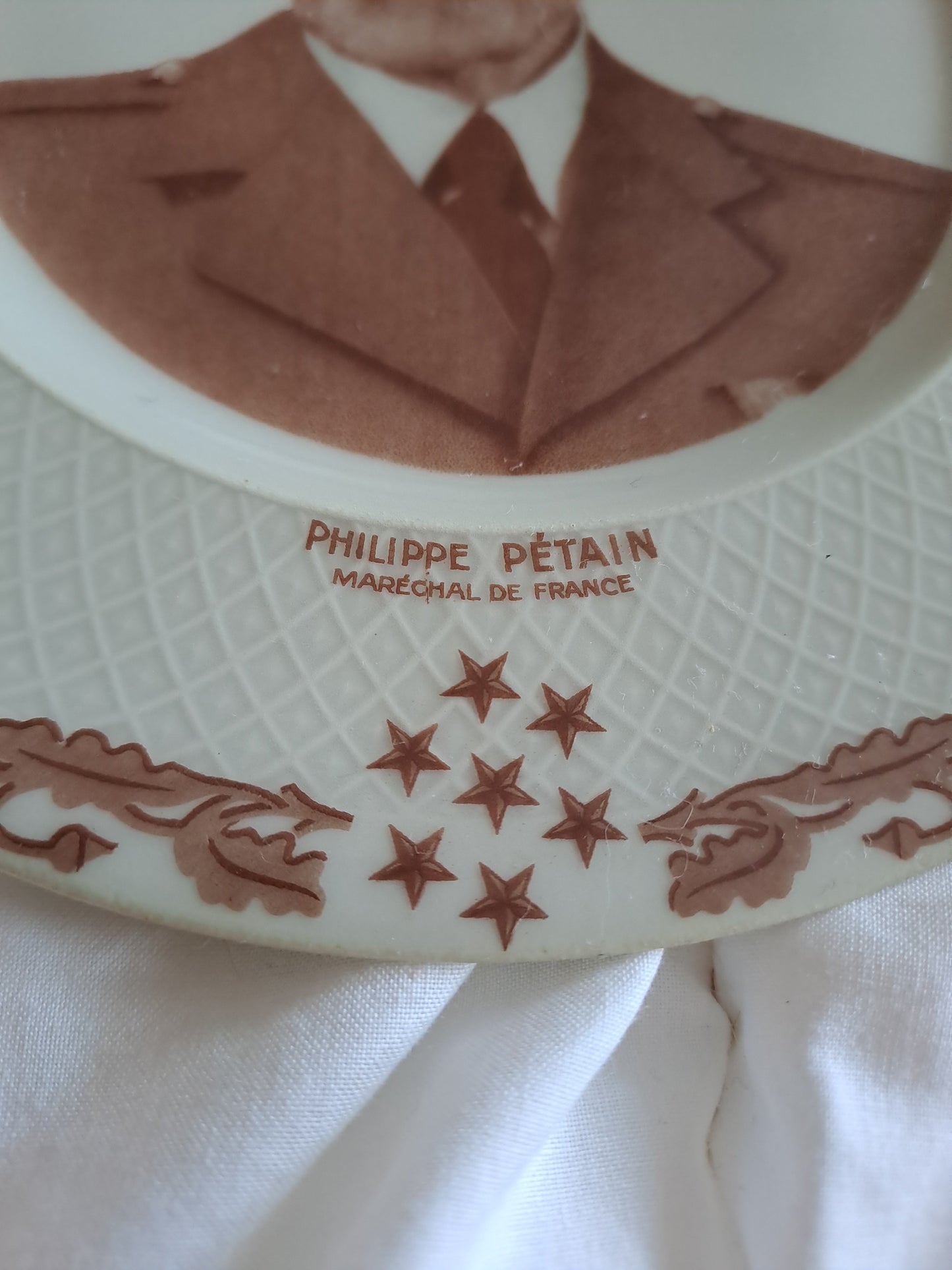 Assiette décorative représentant Philippe Pétain. Porcelaine Limoges France. 19 cm. Ancien décoration vintage