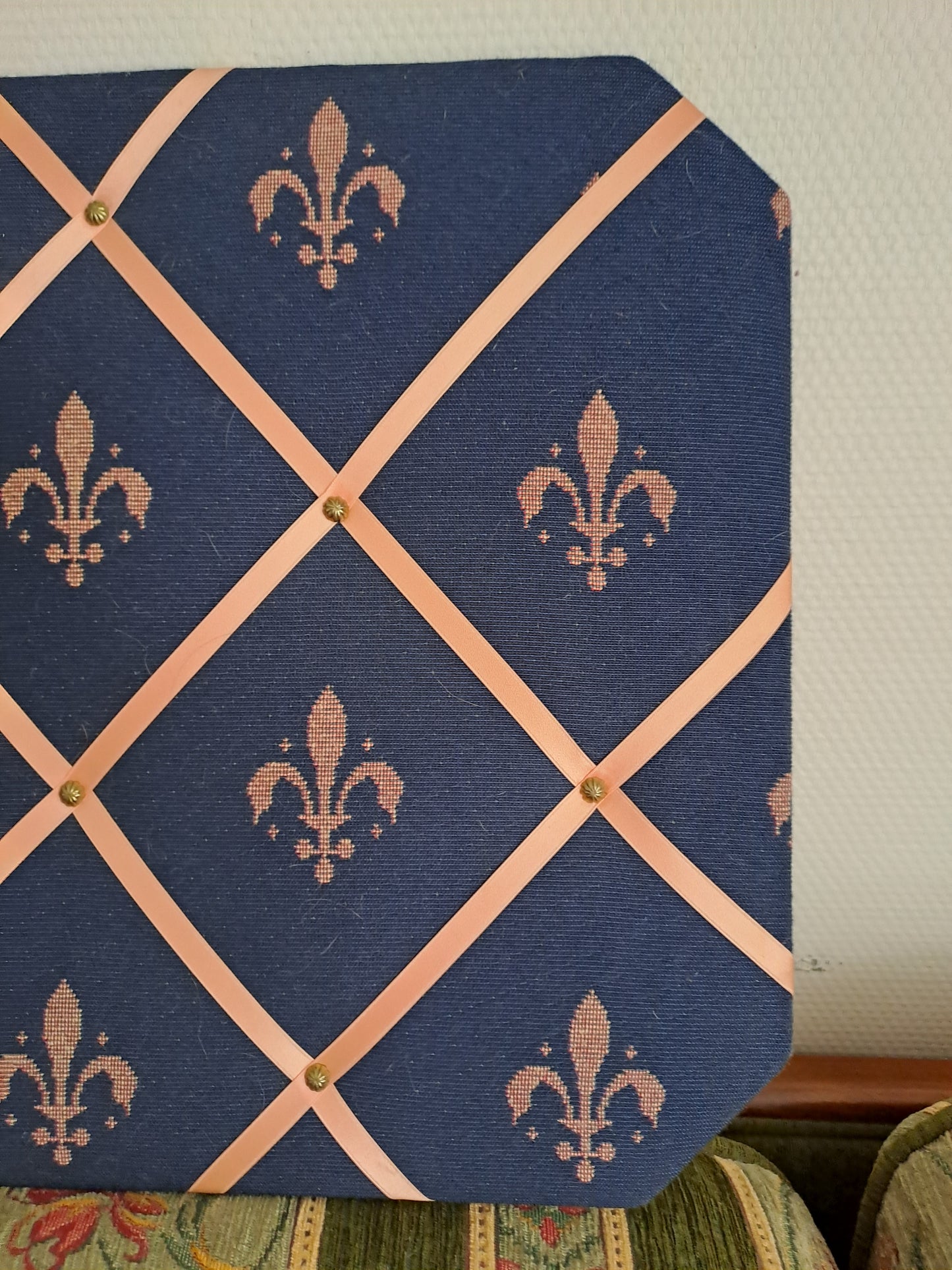 Porte Documents murale. Fleurs de lys.