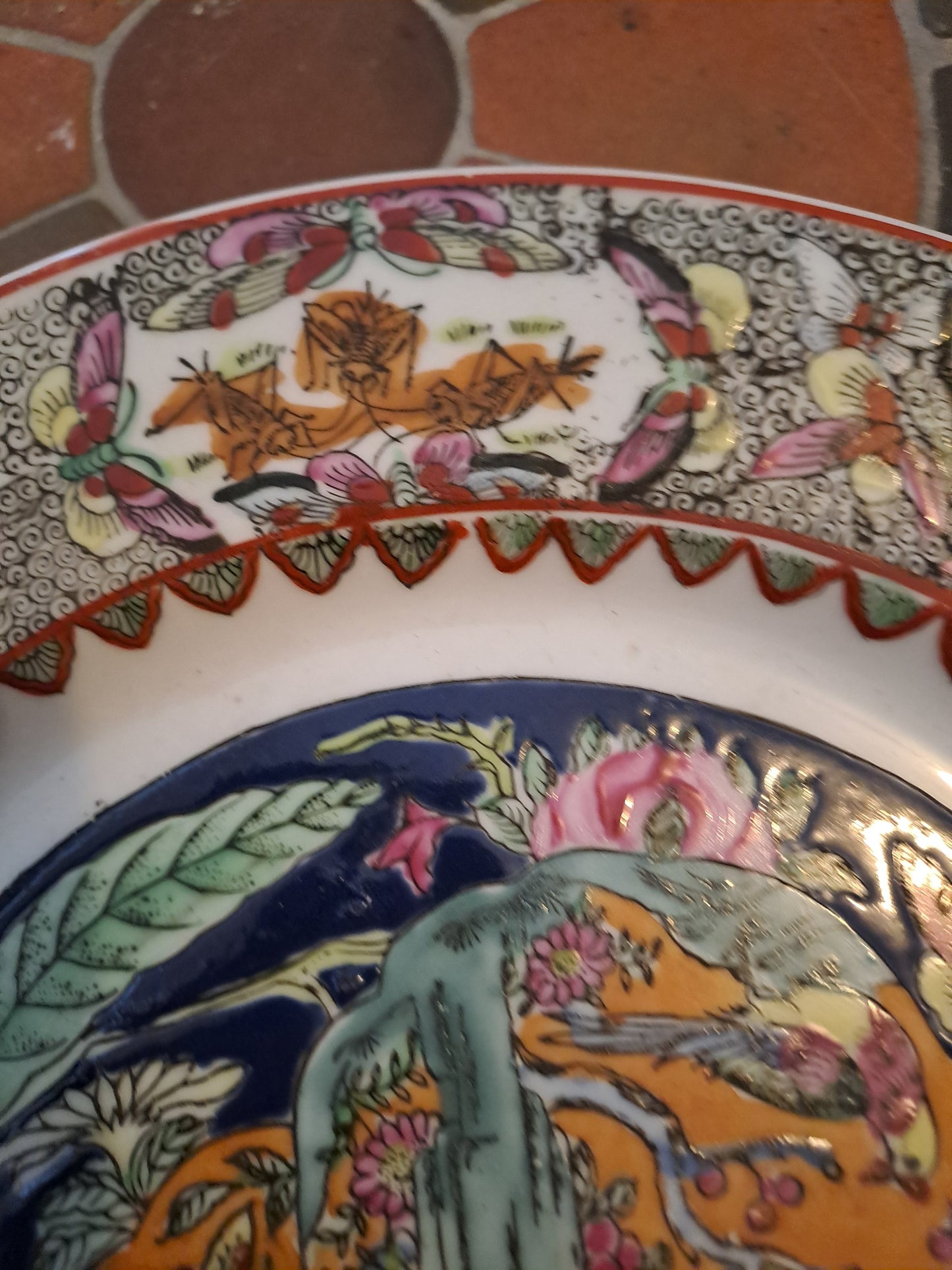 Assiette porcelaine Macau(?). Signature à identifier.