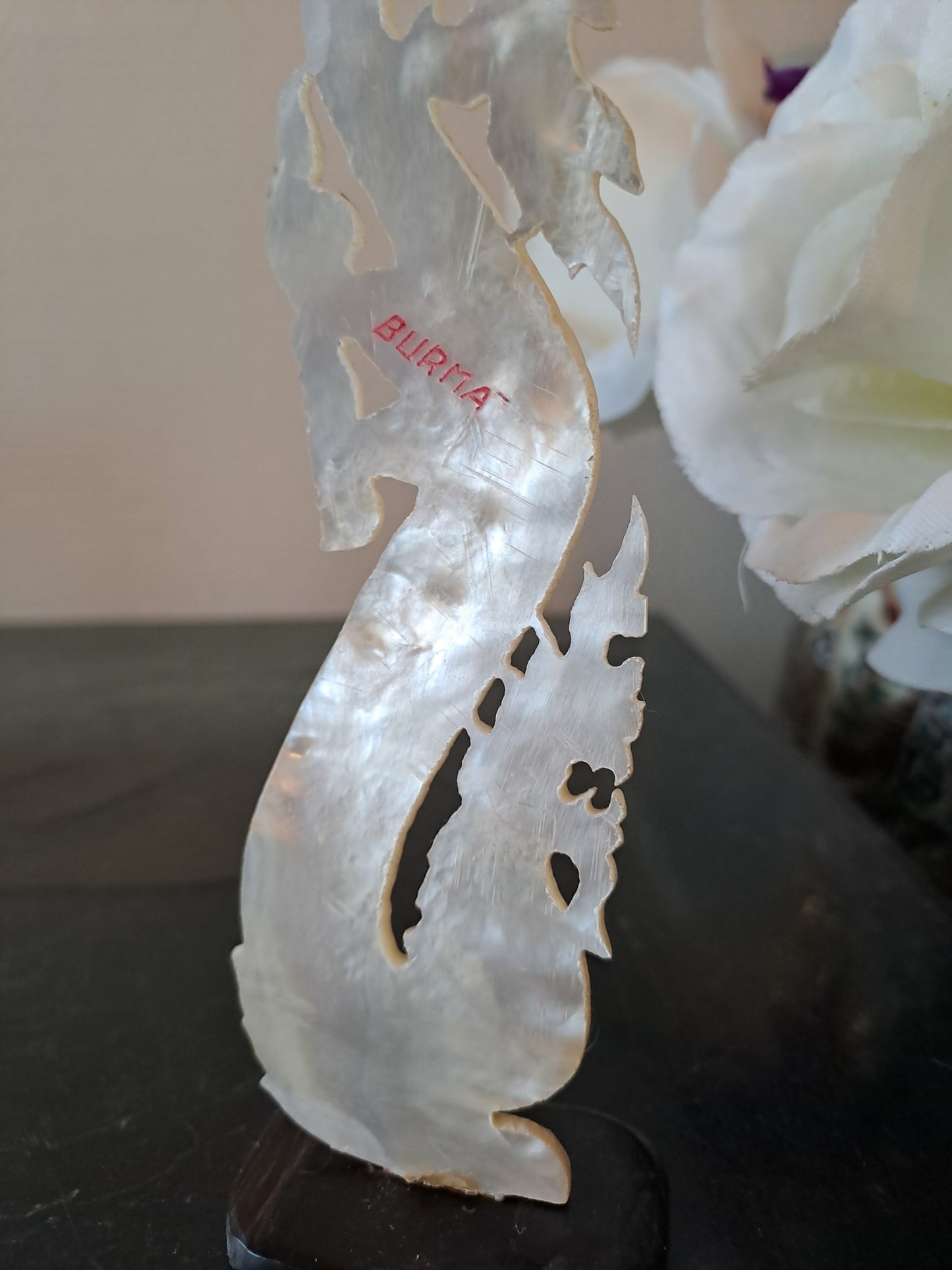 Nacre sculpture représentant un dragon. Myanmar ( Birmanie).