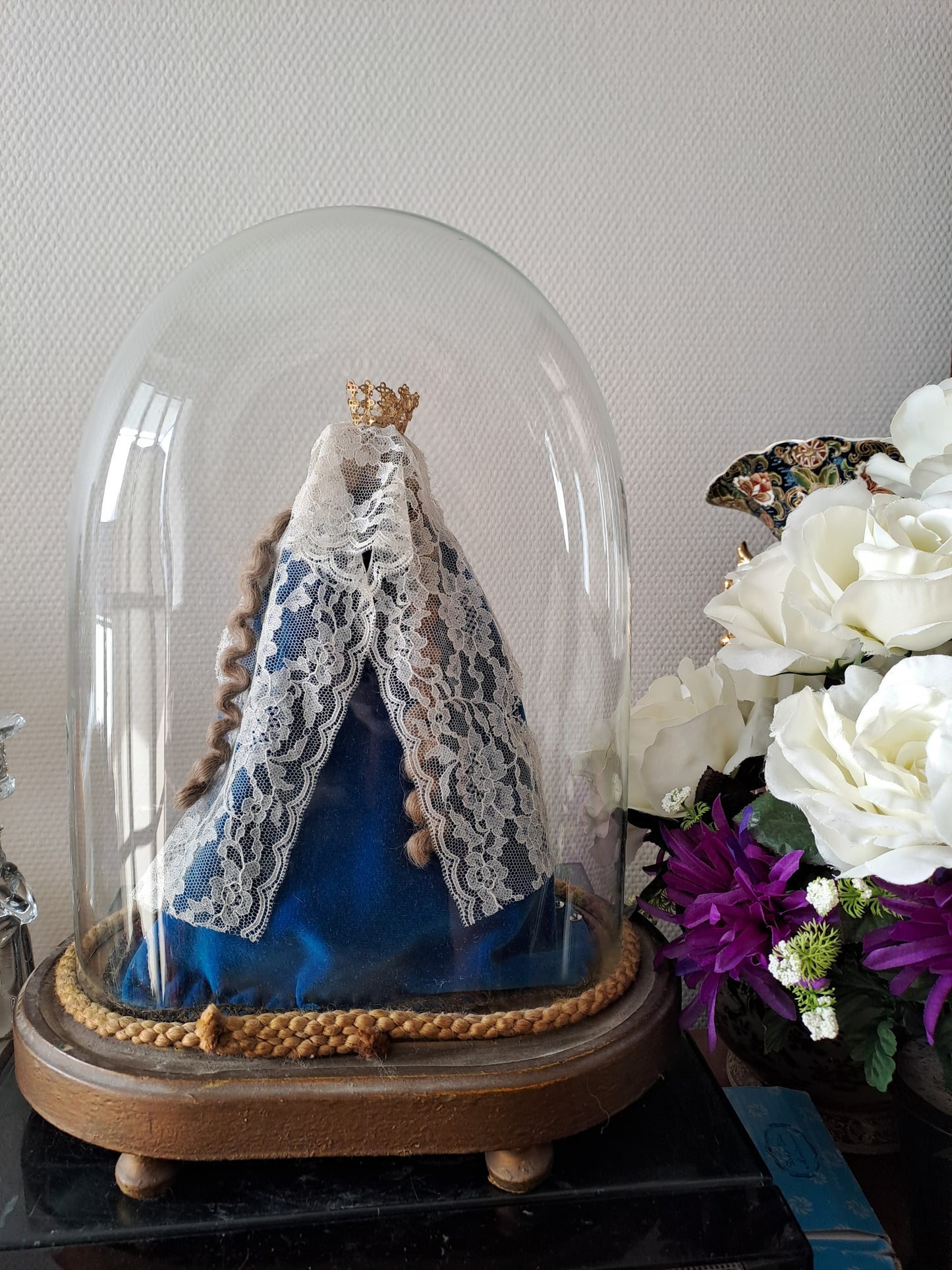 Vierge À L'Enfant Jésus en cire sous globe.