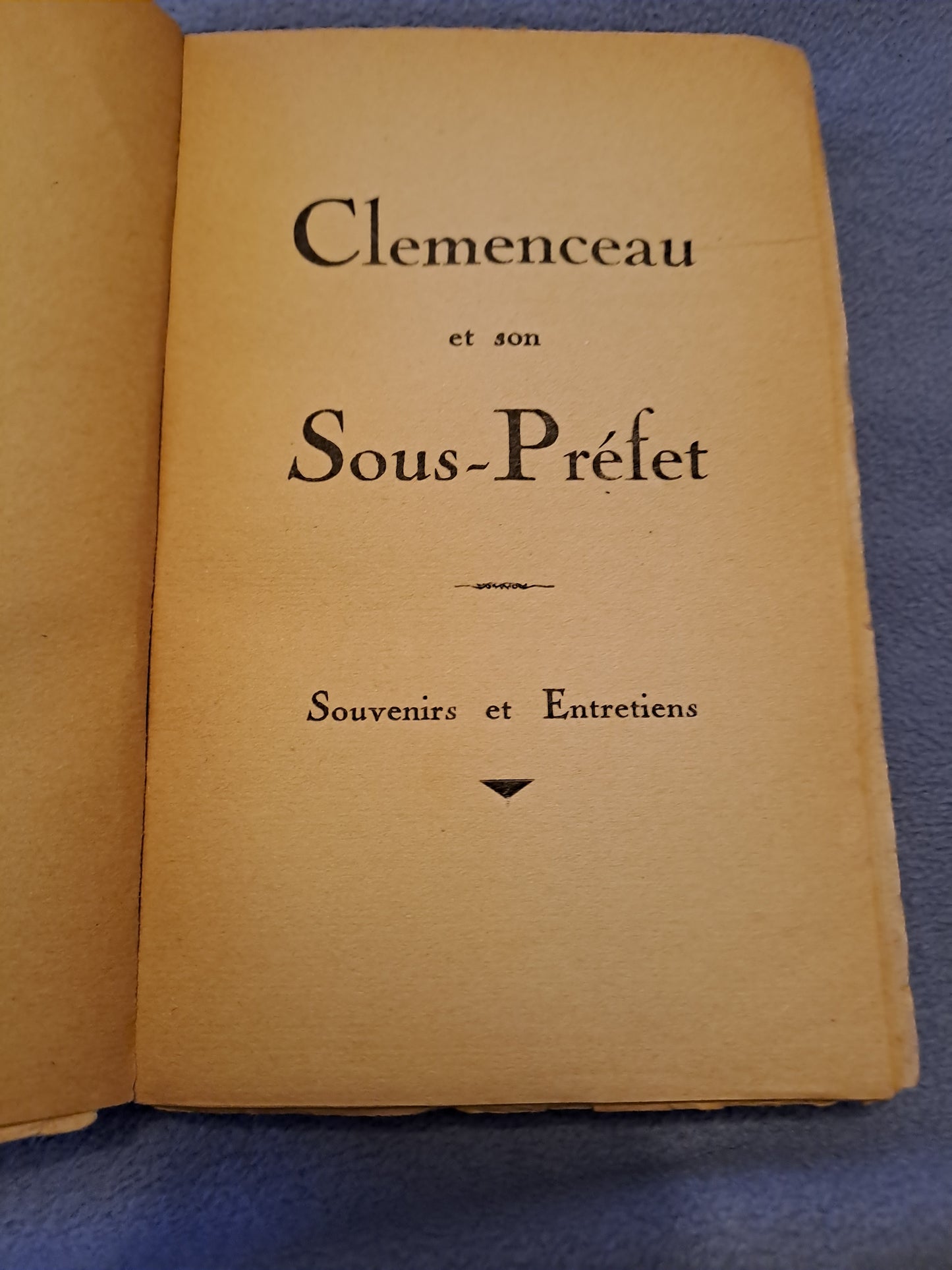 Livre. Clemenceau et son sous-prefet. 1937. A. G. Gola. Ancien ouvrage vintage.