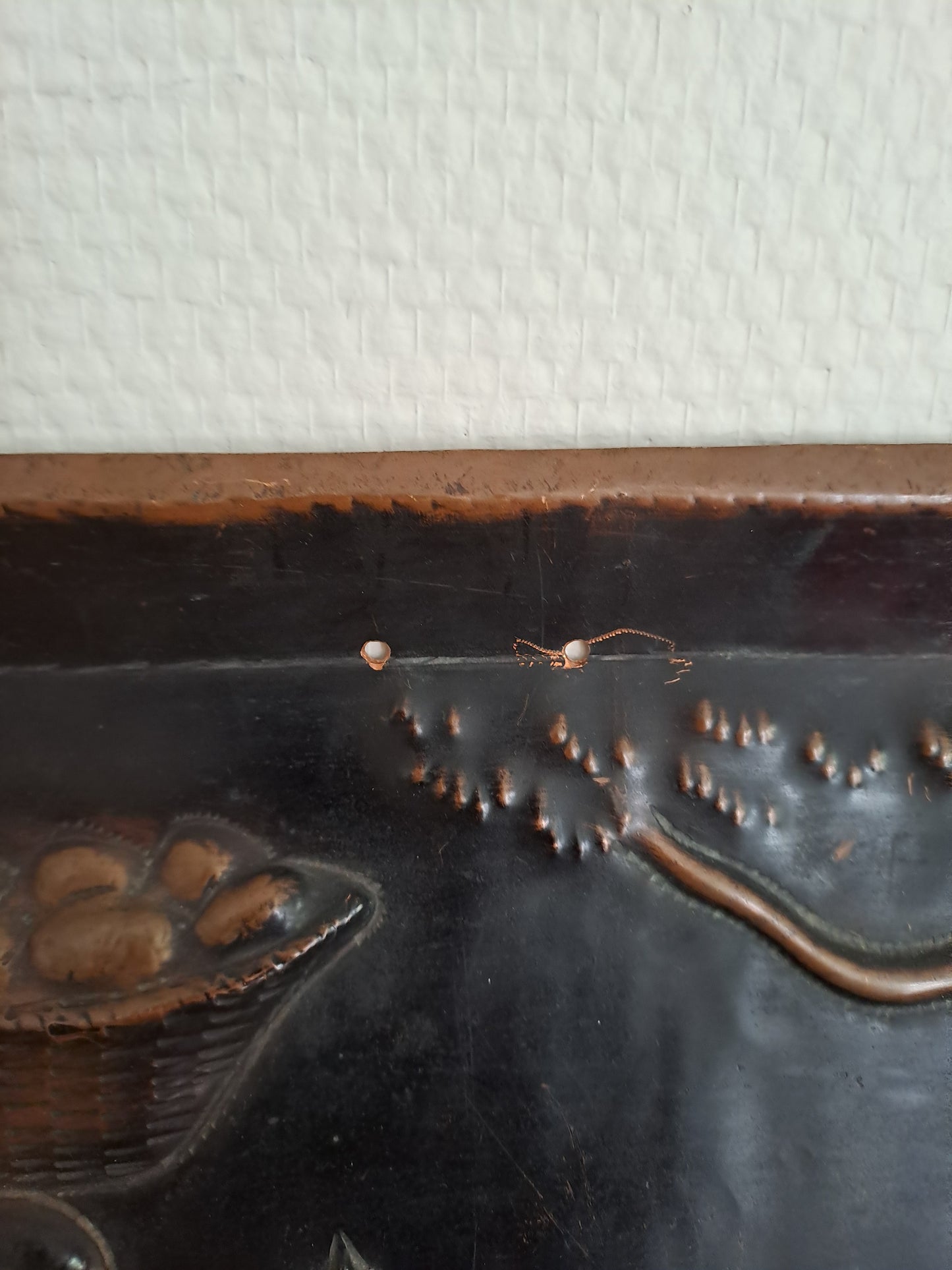 Tableau en cuivre repoussé représentant une scène africaine.