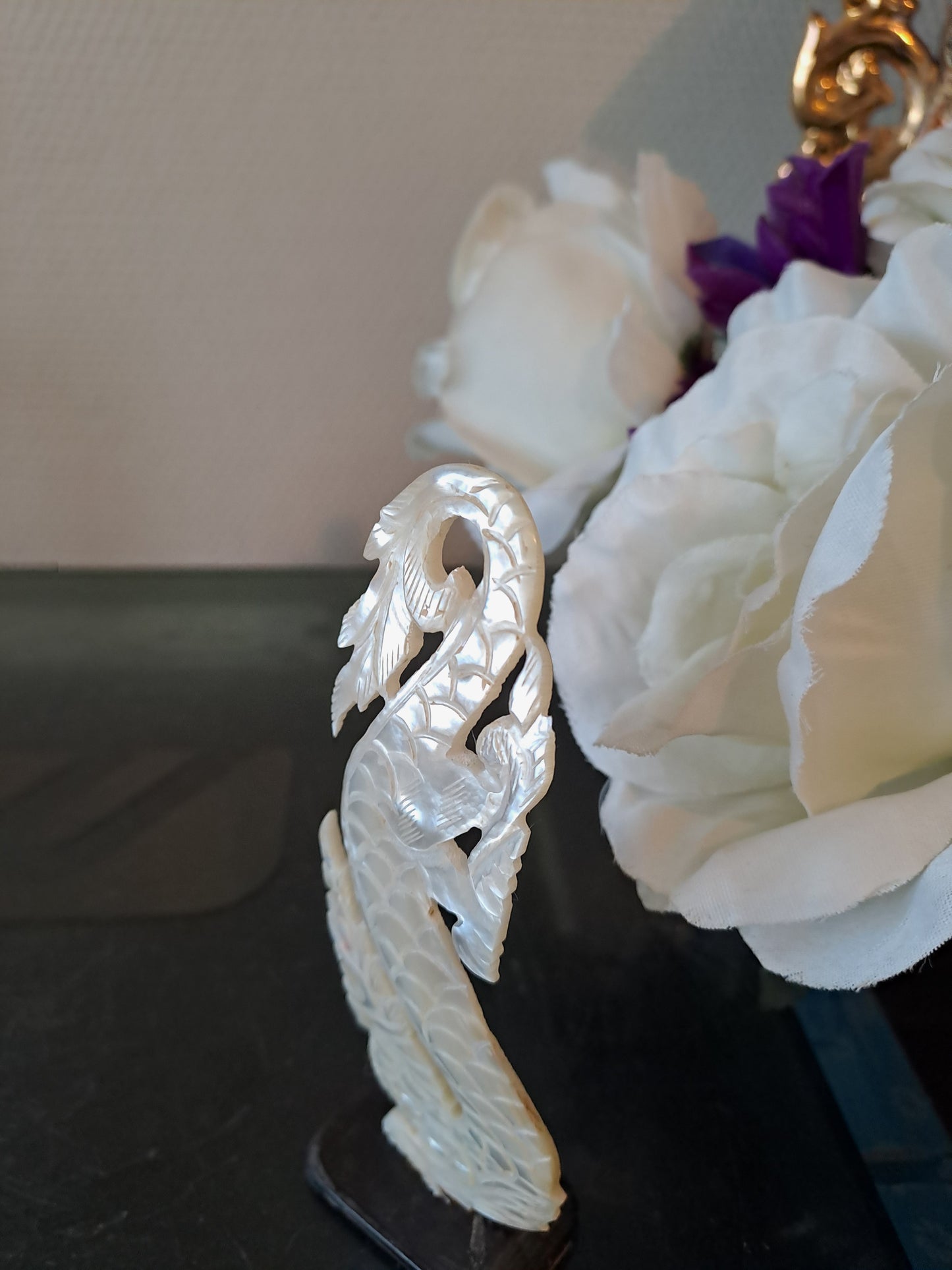 Nacre sculpture représentant un dragon. Myanmar ( Birmanie).