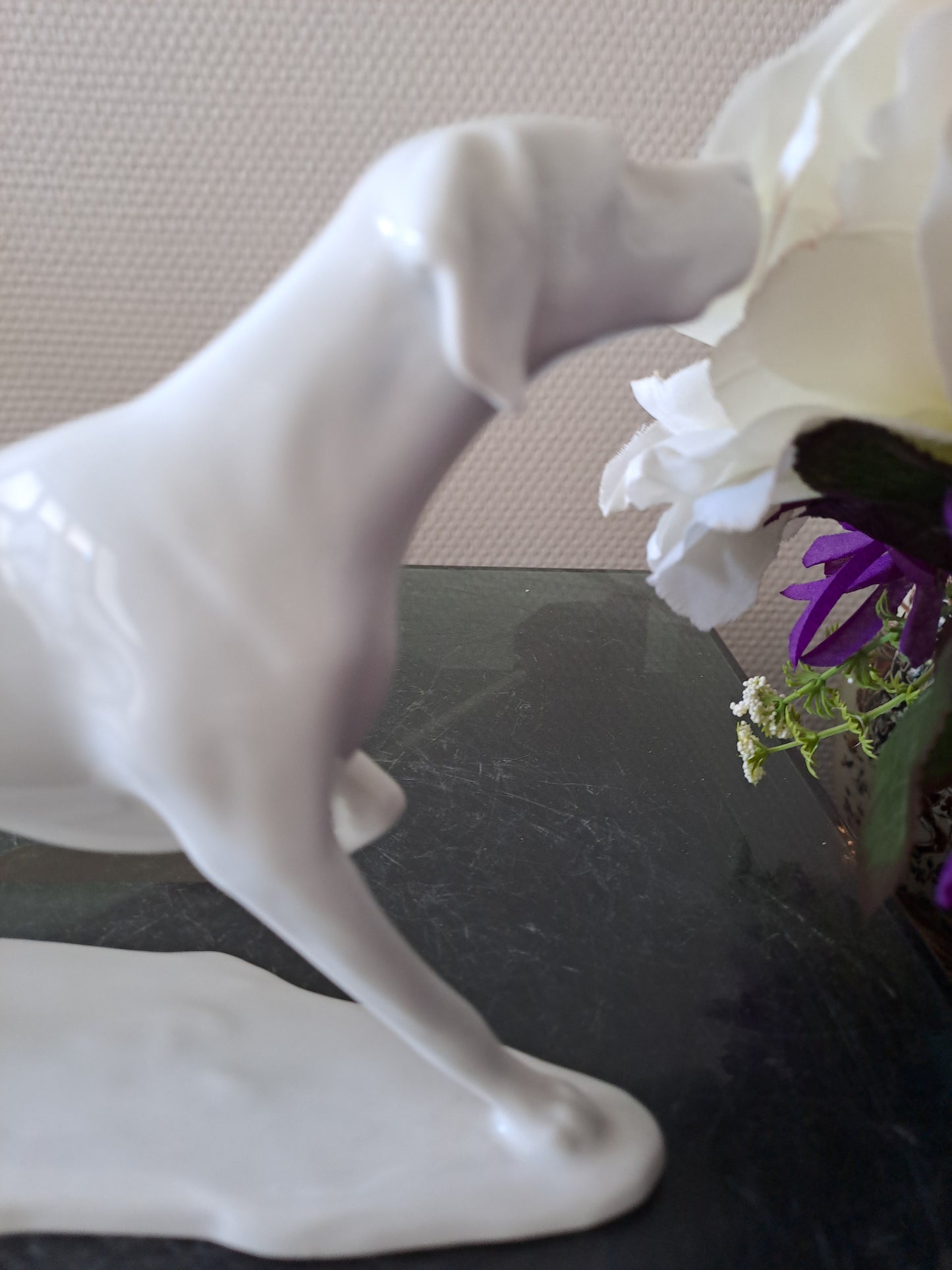 Chien de chasse à l'arrêt. Porcelaine. A K. Kaiser couronne. Numéroté.