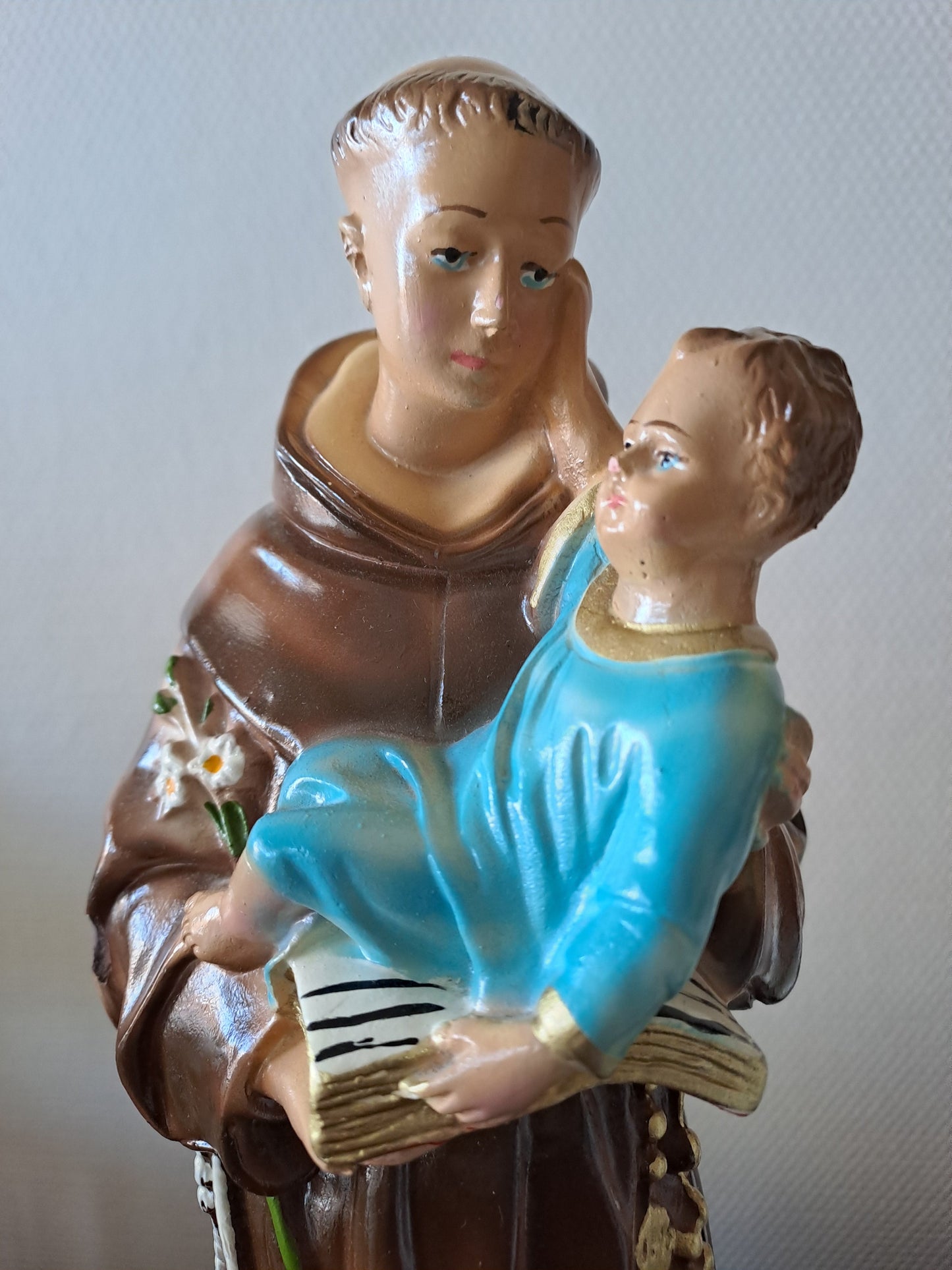 Statue Saint Antoine de Padoue signé en céramique. 41 cm.