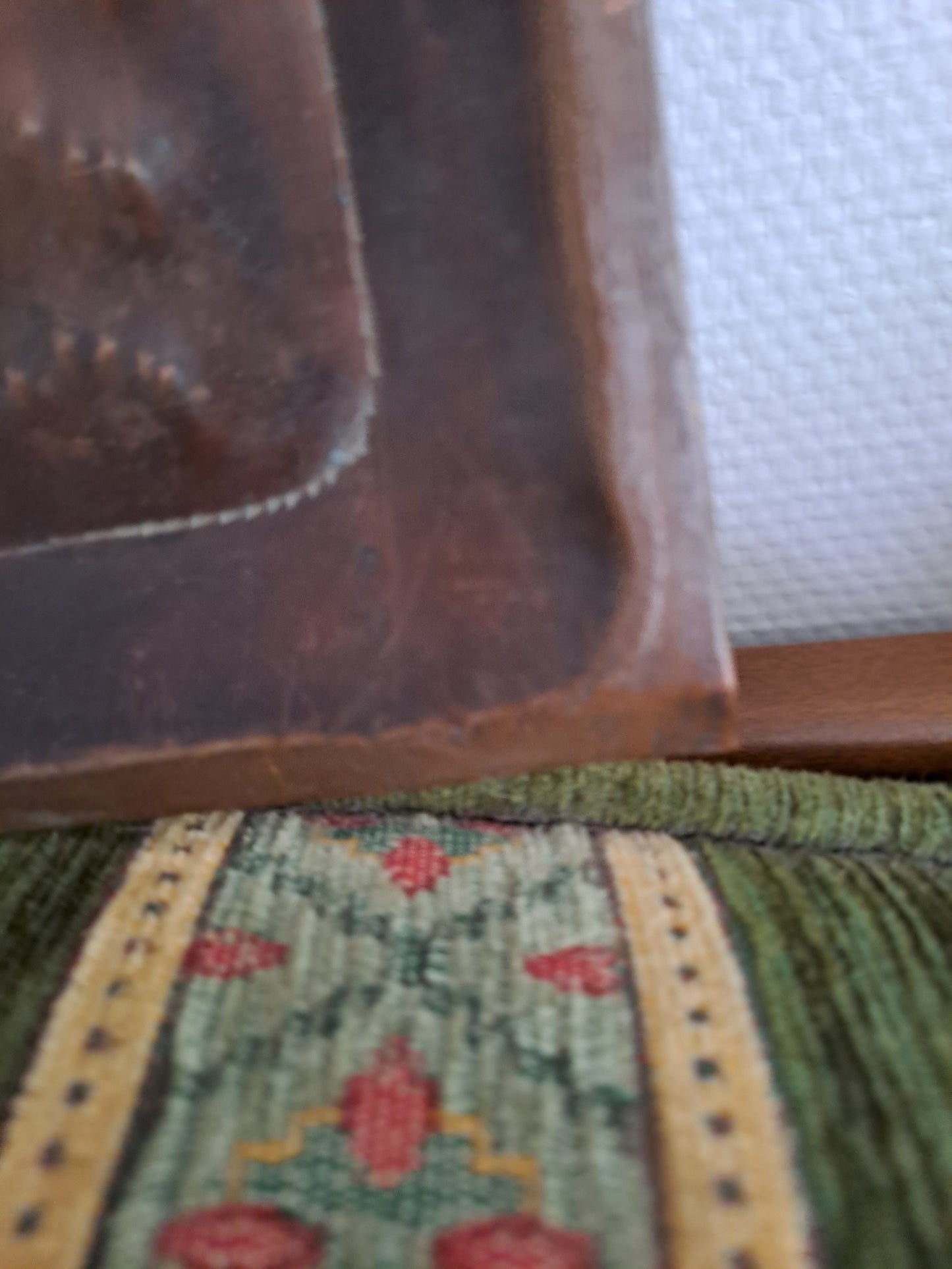 Tableau en cuivre repoussé représentant une scène africaine.