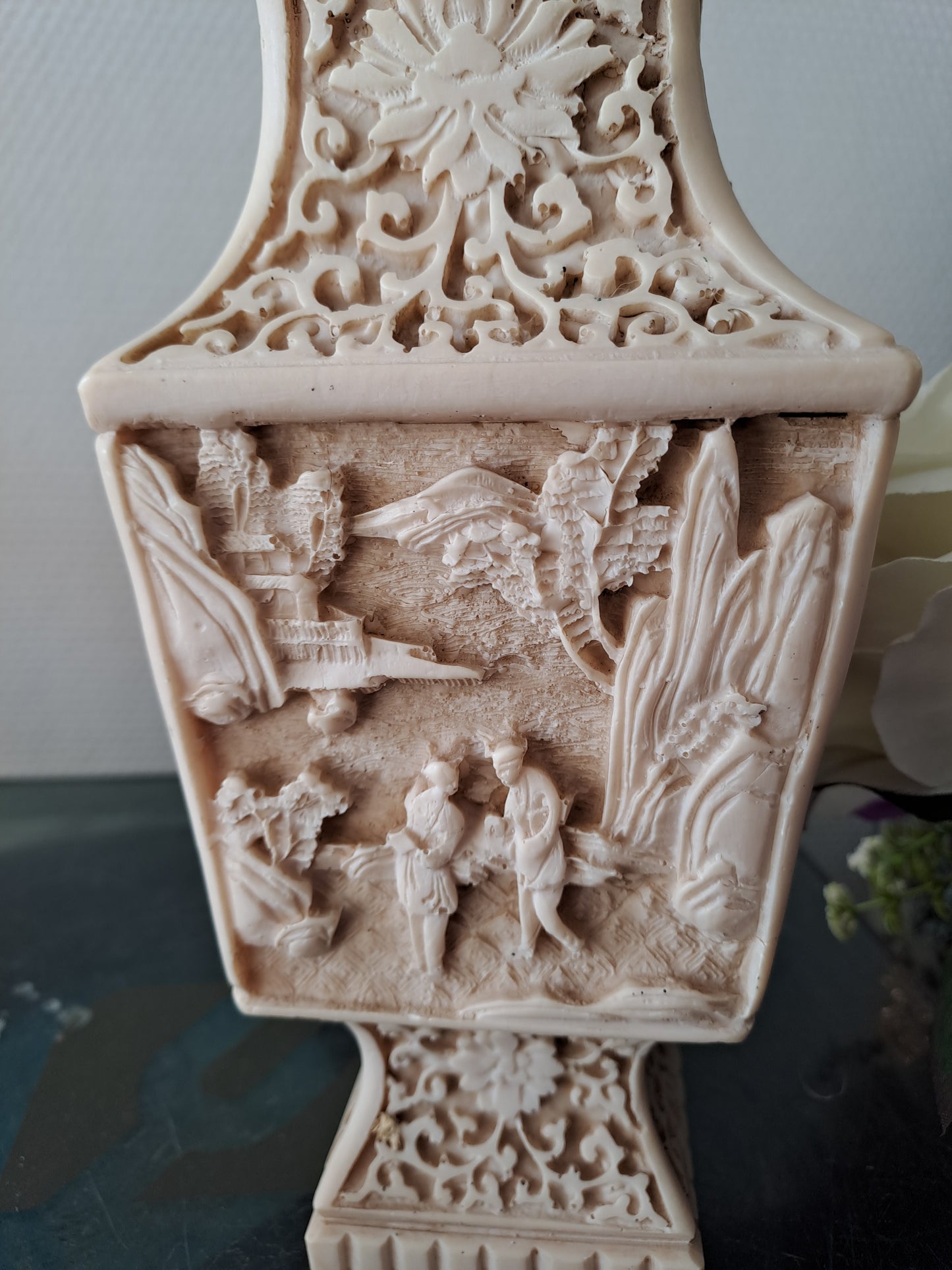 Vase Sculpté Motif De Scène asiatique.