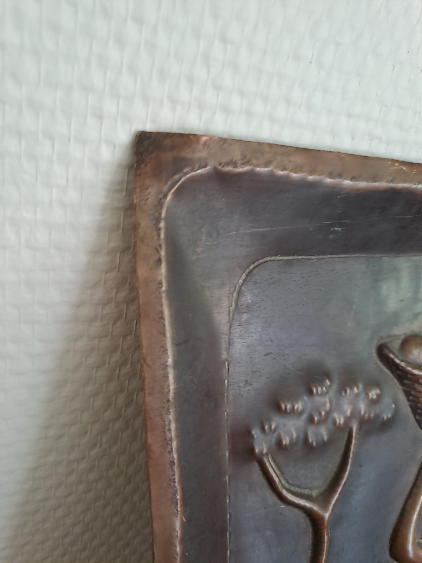 Tableau en cuivre repoussé représentant une scène africaine.