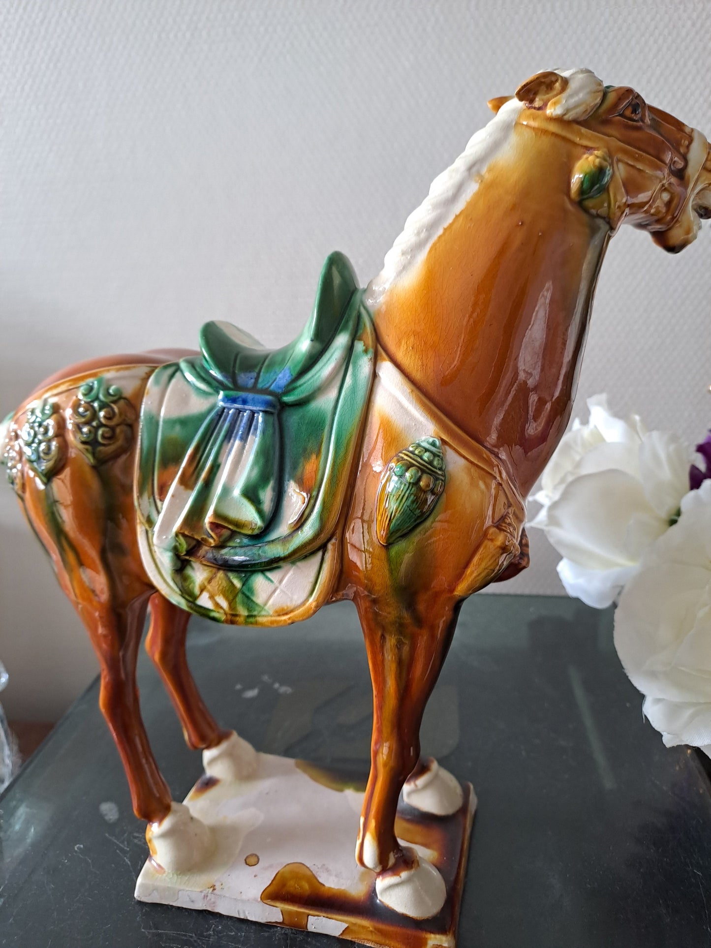 Statue représentant un cheval en Faïence Émaillée Polychrome. Chine.