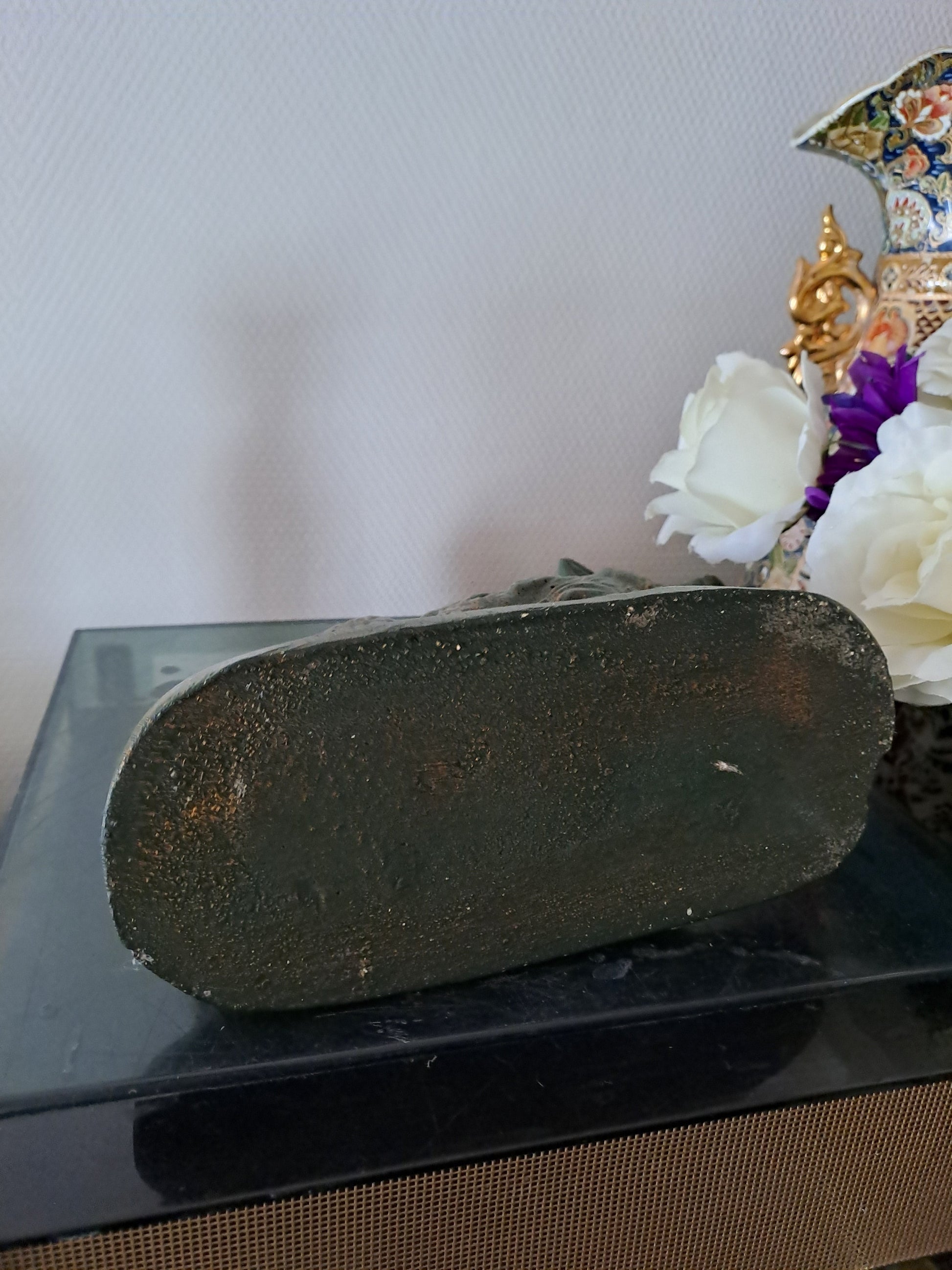 Statue représentant une sanglier. 18 cm x 28 cm x 10 cm.