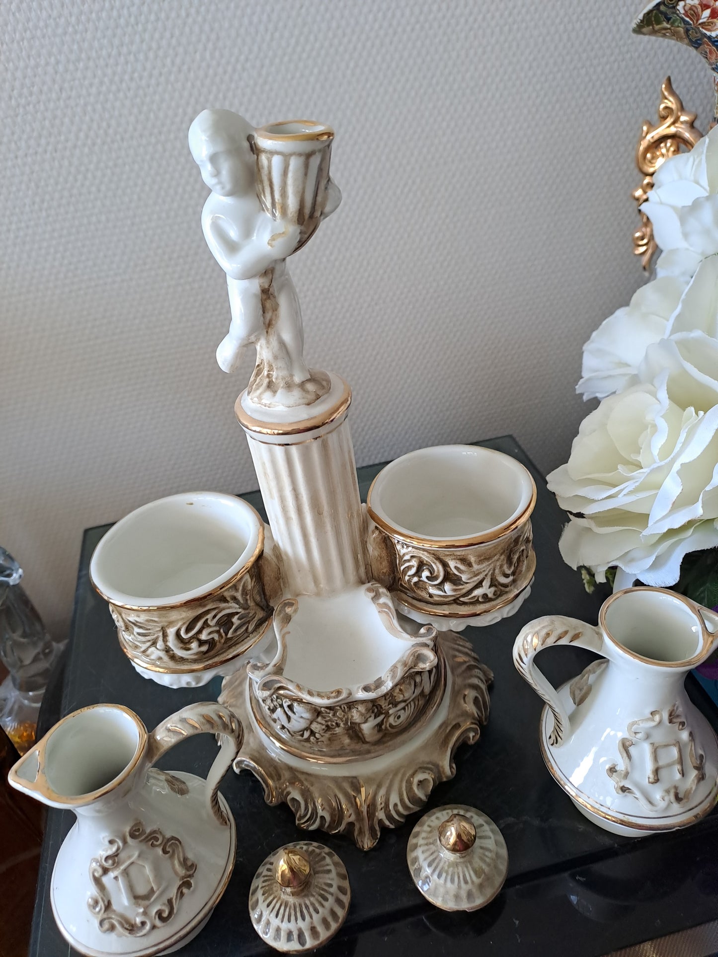 Serviteur de table. Capodimonte. Italy. Salerons. Vinaigrier et huilier.