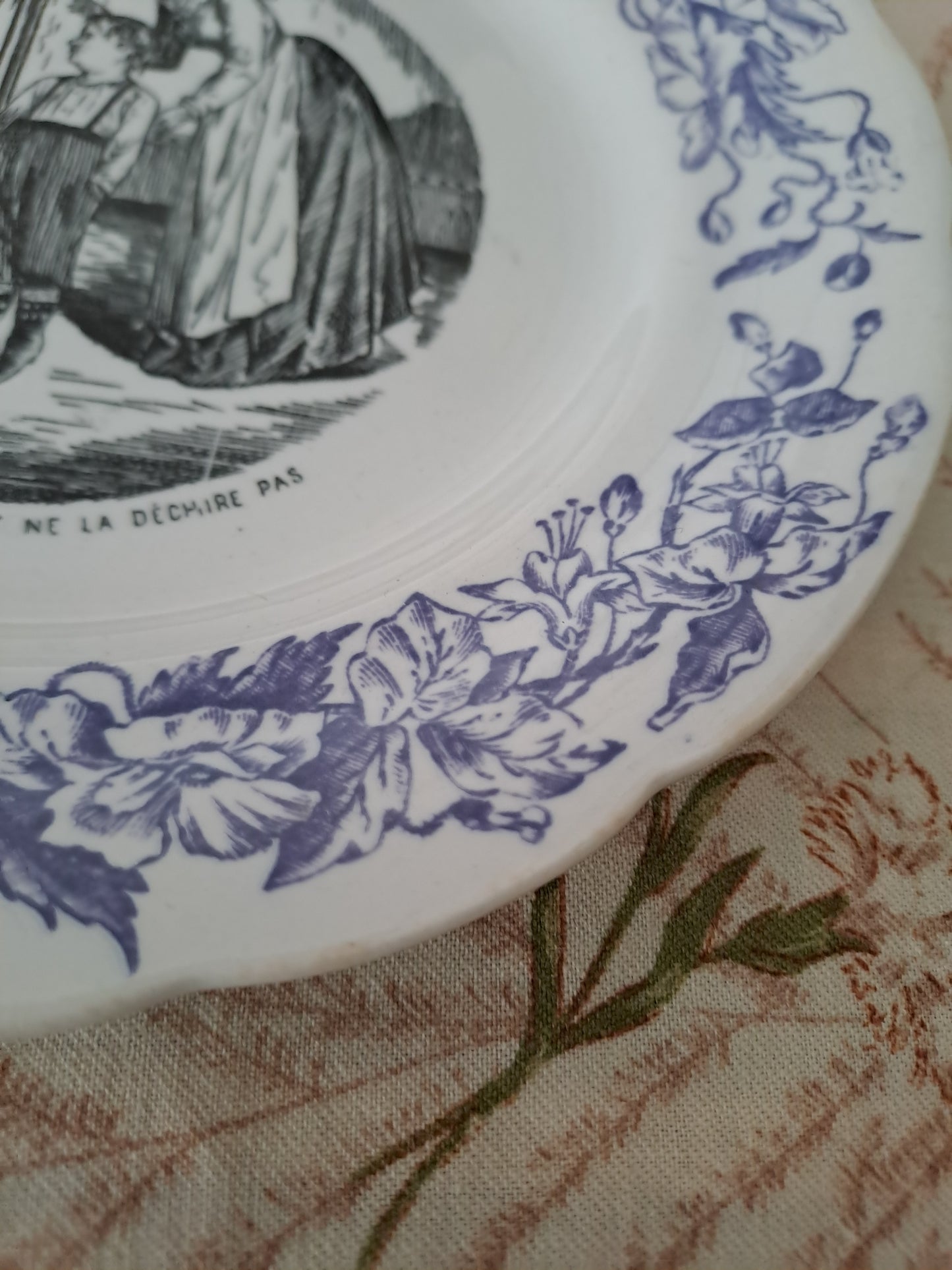 Assiette décorative Parlante. N°1. Les petits bonheurs de la vie. H. B. Choisy Le Roi.