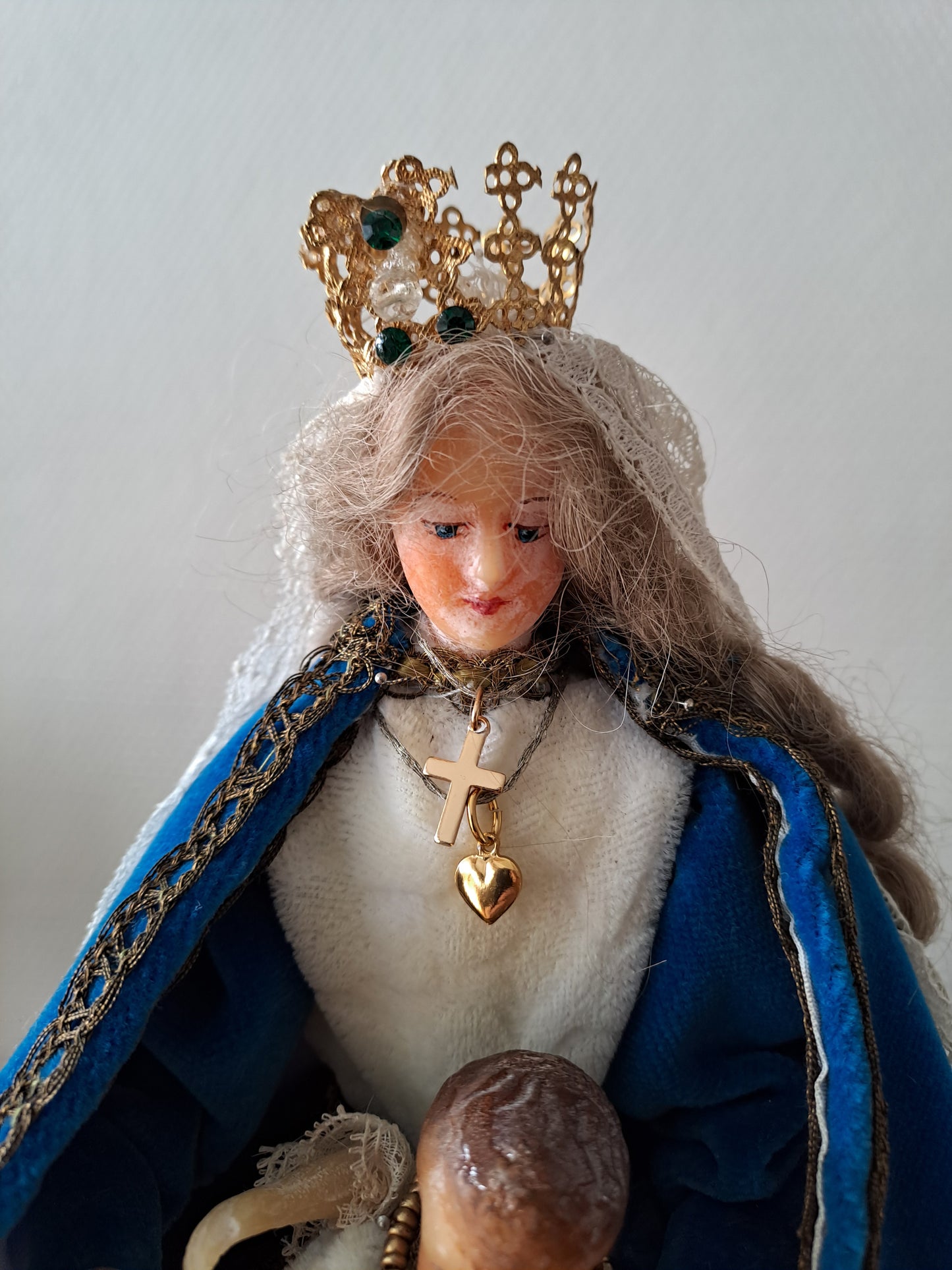 Vierge À L'Enfant Jésus en cire sous globe.