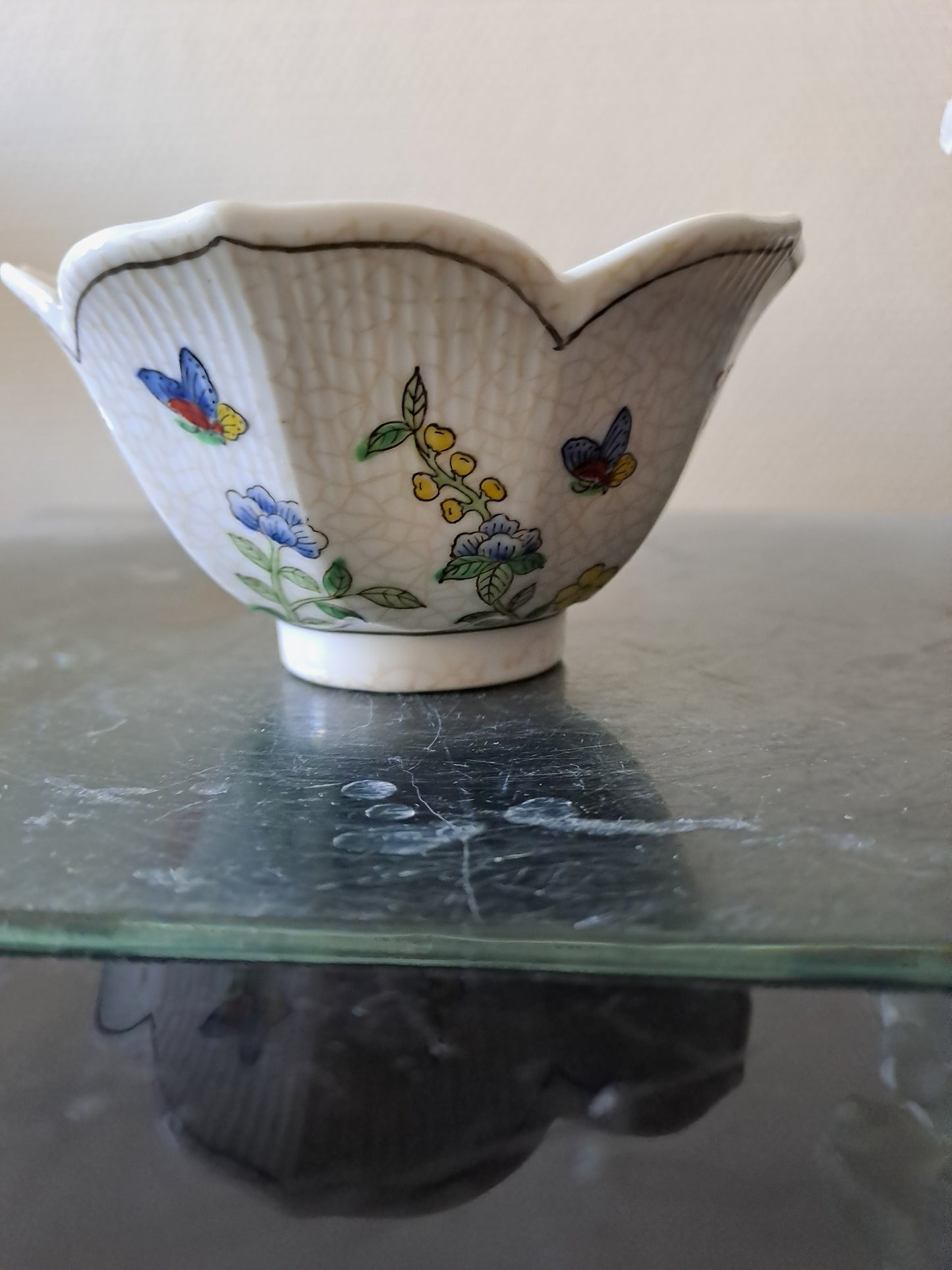 Bol  Porcelaine. Chine. Oiseau Branché. Signé En Rouge À Identifier.