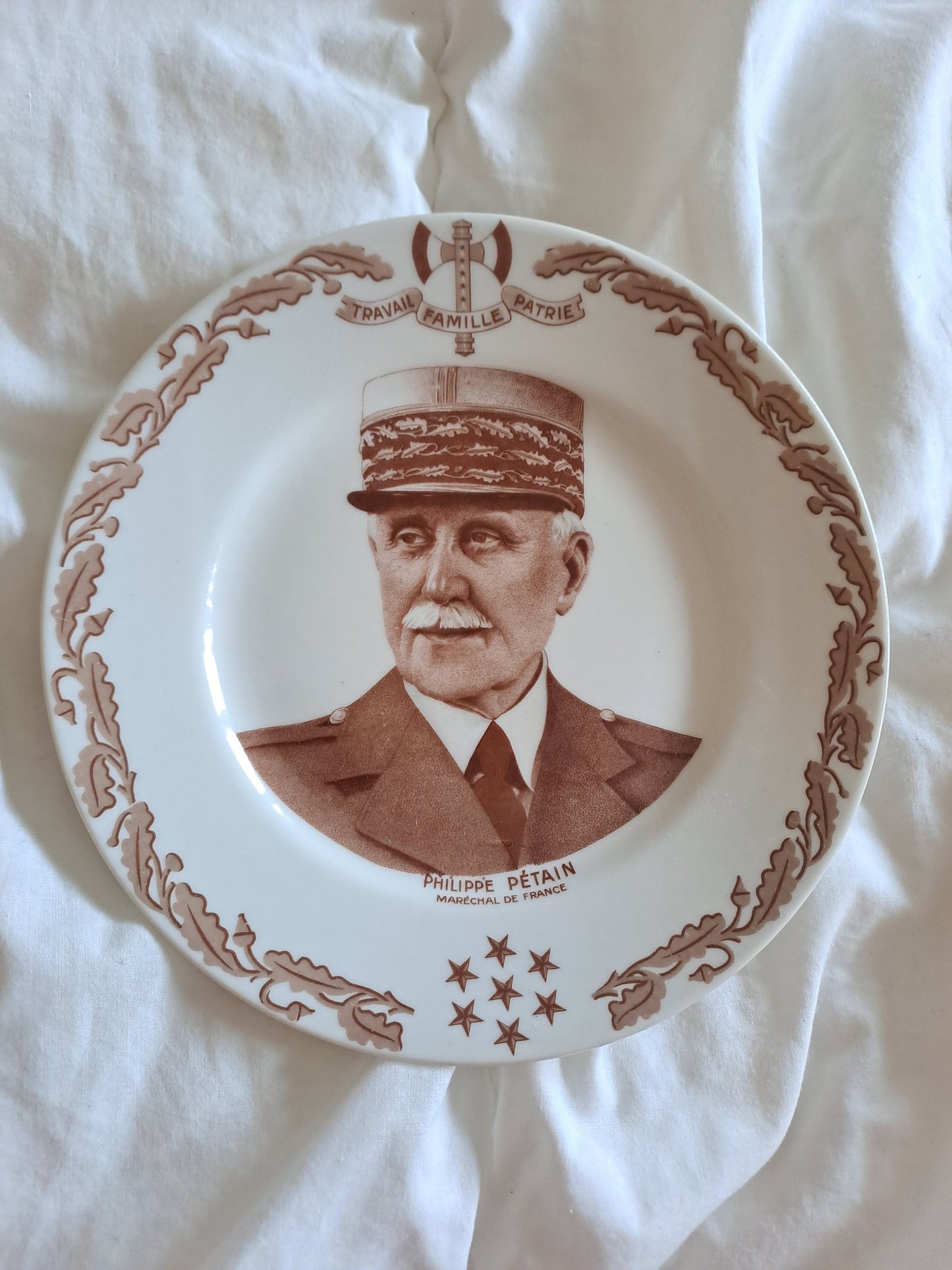 Assiette décorative représentant Philippe Pétain 21.5 cm. Porcelaine Limoges France.