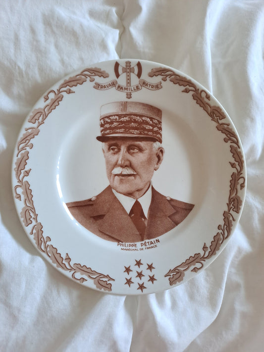 Assiette décorative représentant Philippe Pétain 21.5 cm. Porcelaine Limoges France.