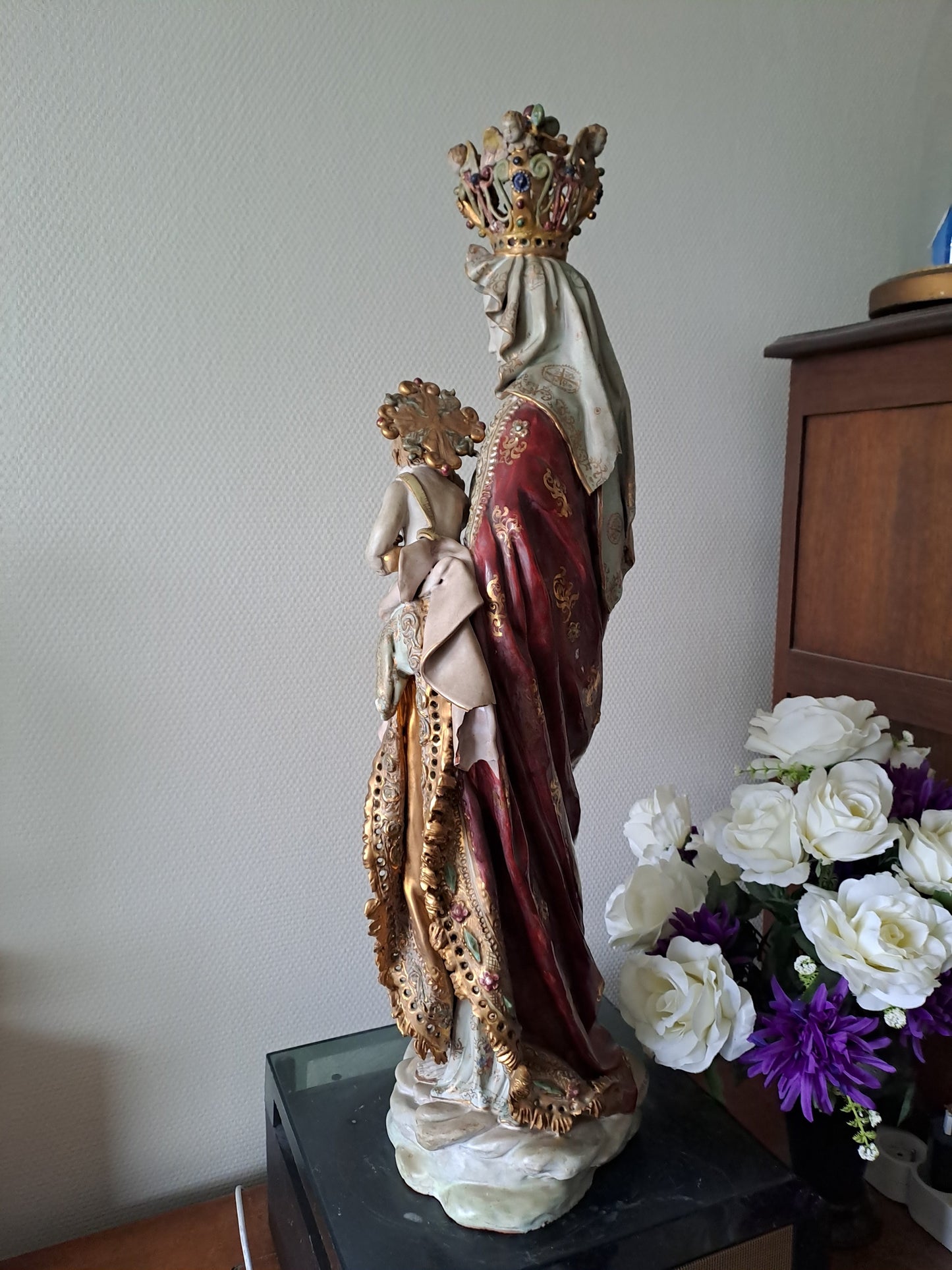 Eugenio Pattarino statue représentant la Sainte Vierge Marie Portant L'enfant Jesus Dans Les Bras. 74 cm de haut. Années 1920 / 1930. Ancien Vintage catholique.